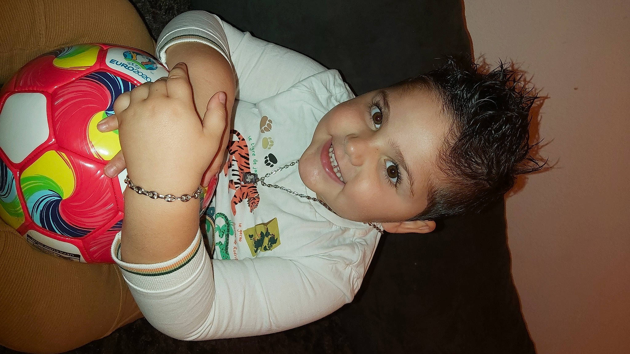 Esteban participe au concours pour gagner de l'argent avec cette photo : arm, cheek, eye, eyelash, face, facial_expression, hair, hairstyle, hand, head, human_body, joint, joy, lip, mouth, muscle, neck, nose, person, shoulder