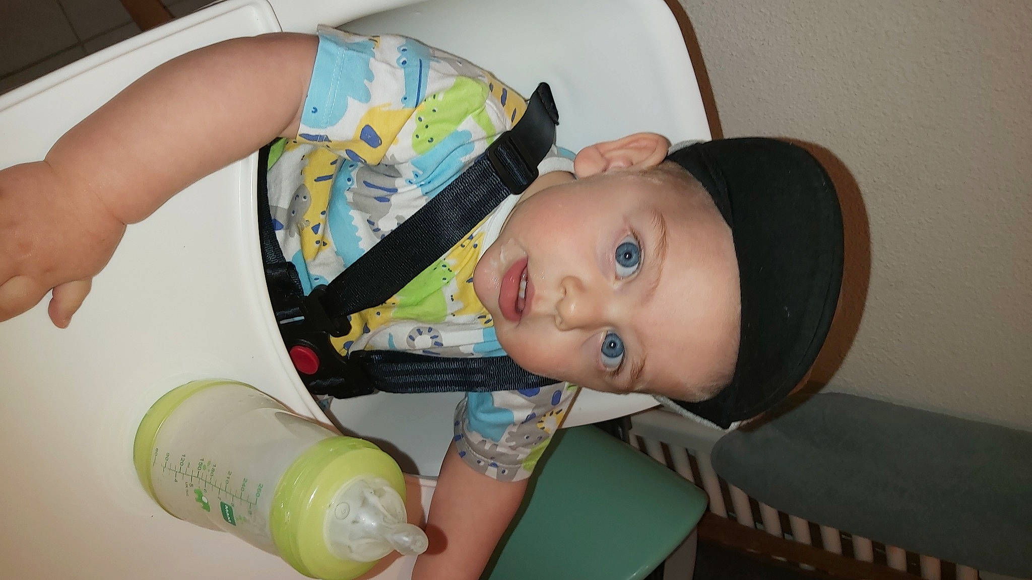 Nathan a rejoint le concours — aidez-le/la à gagner de superbes lots ! baby, baby_products, baby_toys, bottle, bottle_cap, cap, chair, child, drinkware, eyelash, fashion_accessory, hat, headwear, person, personal_protective_equipment, plastic, plastic_bottle, product, room, toddler