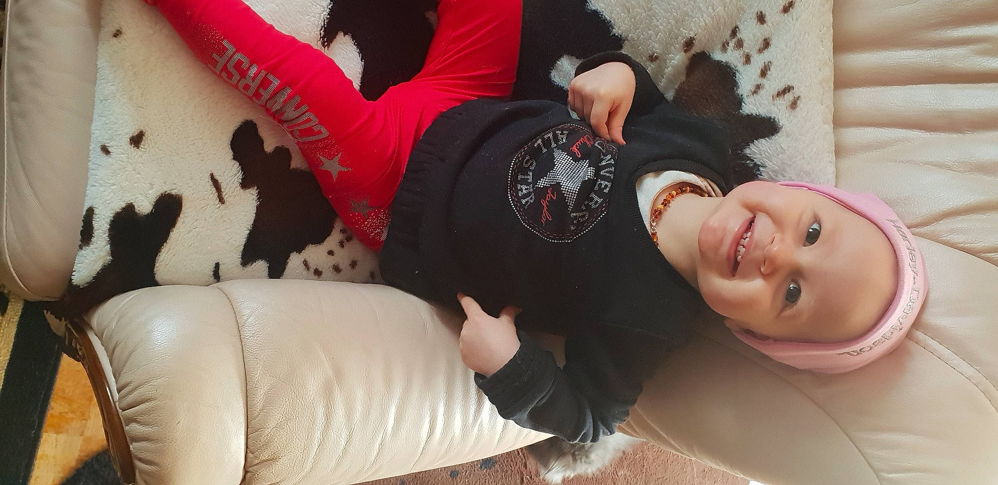 Svetlana a rejoint le concours — aidez-le/la à gagner de superbes lots ! arm, black_hair, comfort, cool, elbow, finger, flash_photography, gesture, happy, headwear, human_body, joint, joy, knee, leg, mouth, person, red, shoulder, sleeve