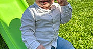 Victor participe au concours pour gagner de l'argent avec cette photo : blue_jeans, casual_clothing, child, daytime, fun, garden, grass, green_slide, happy, lawn, outdoor, playground, pose, shoes, slide, smiling, sunglasses, sunny, toddler, white_shirt