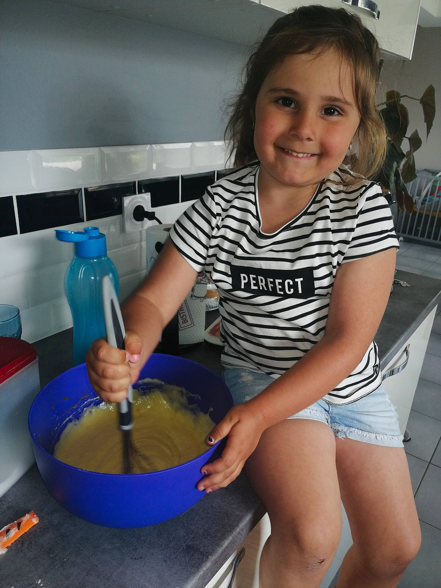 Camille participe au concours pour gagner de l'argent avec cette photo : child, cooking, cookware_and_bakeware, food, joy, person, washing