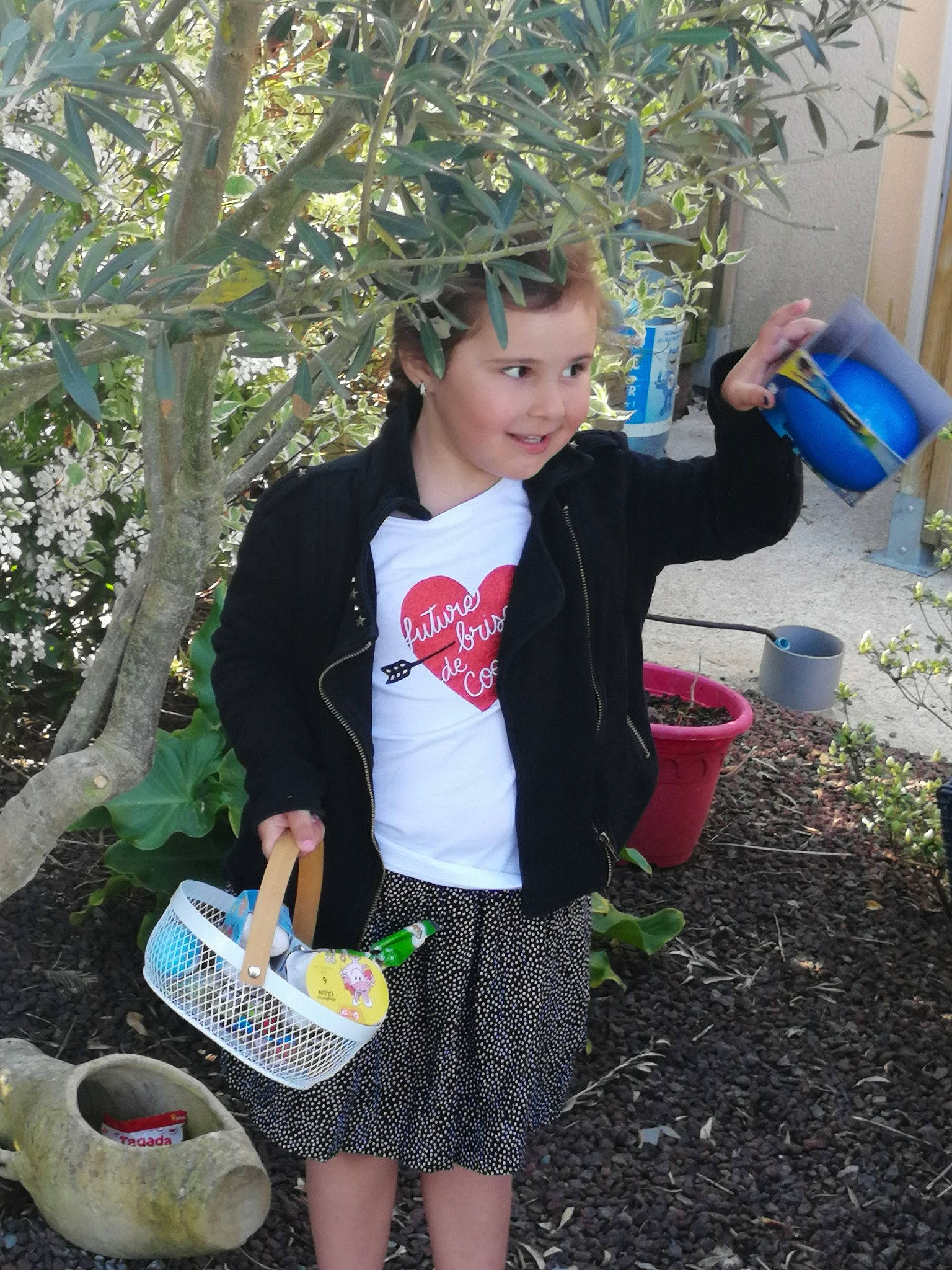 Camille a rejoint le concours — aidez-le/la à gagner de superbes lots ! bucket, child, fun, joy, person, play, toddler, vacation