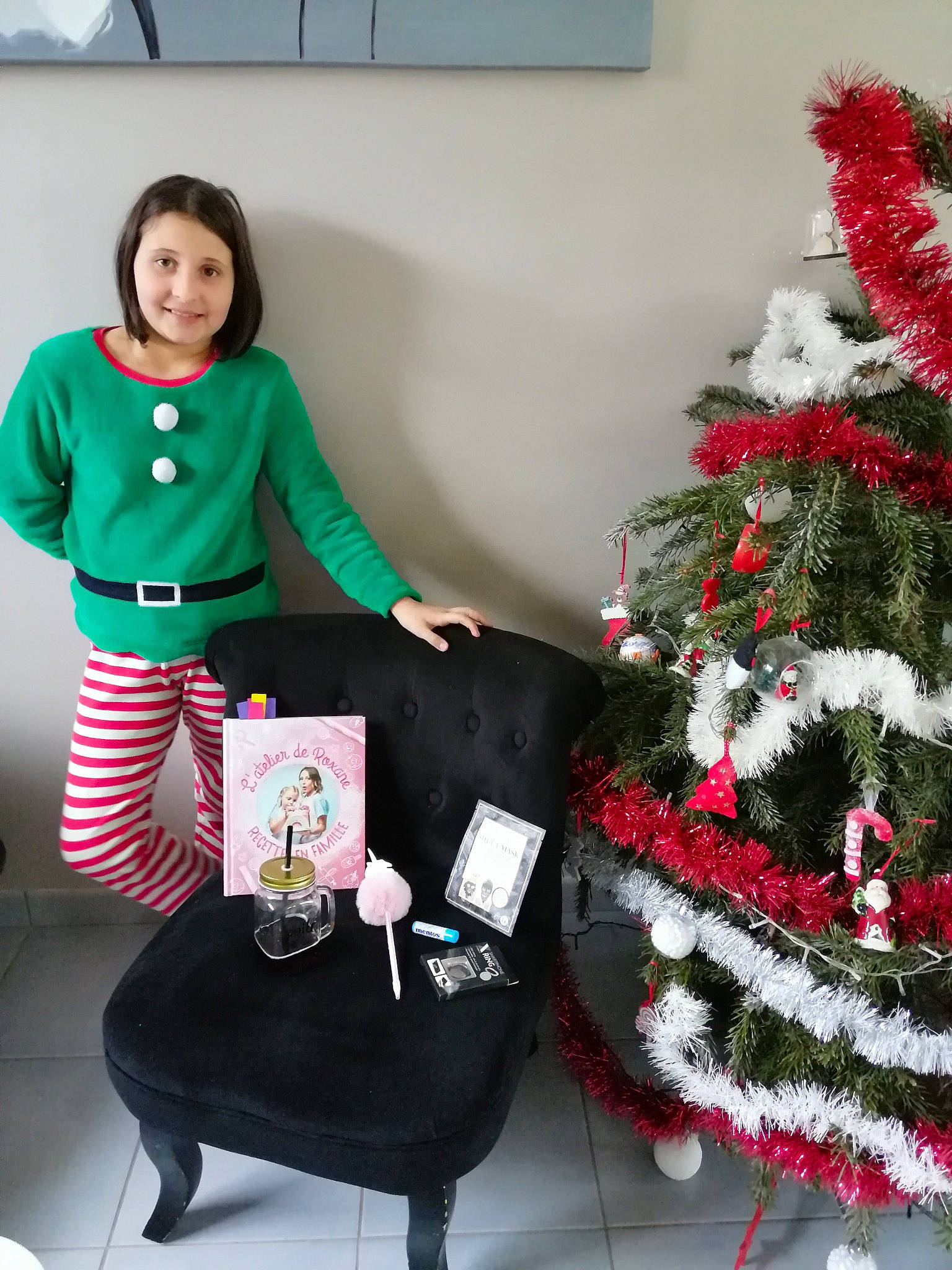 Léa a rejoint le concours — aidez-le/la à gagner de superbes lots ! christmas, christmas_decoration, christmas_eve, christmas_ornament, christmas_tree, event, floral_design, holiday, home, houseplant, interior_design, joy, person, pink, plant, red, sweater, tree