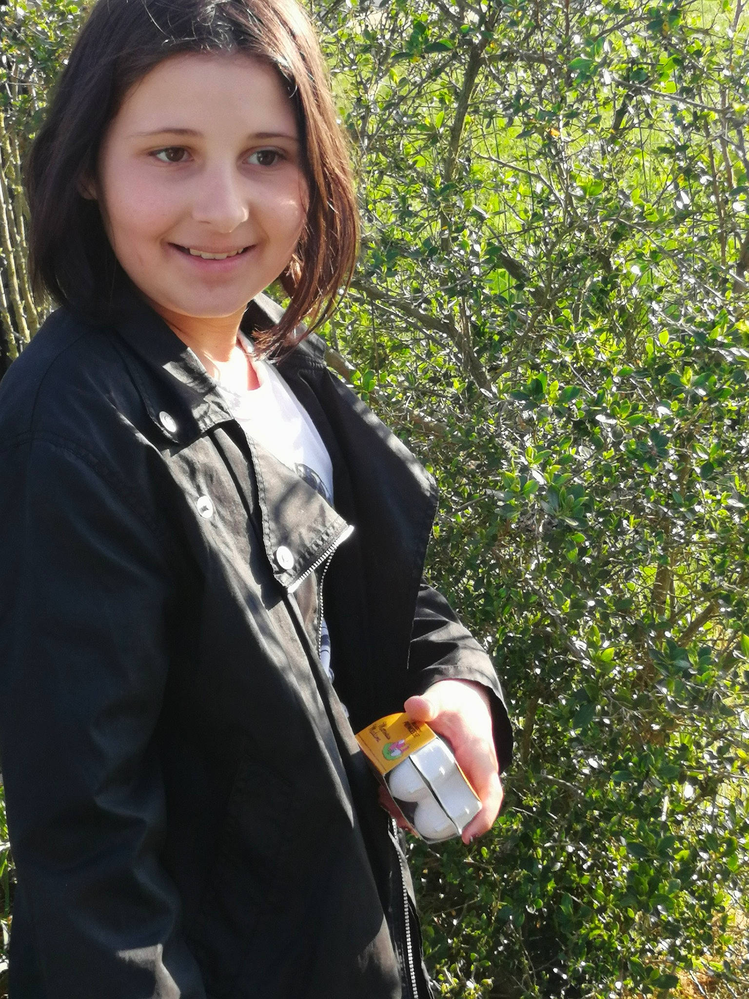 Léa a rejoint le concours — aidez-le/la à gagner de superbes lots ! black_hair, blazer, botany, flower, grass, jacket, joy, long_hair, outerwear, person, photography, plant, recreation, smile, spring, tree