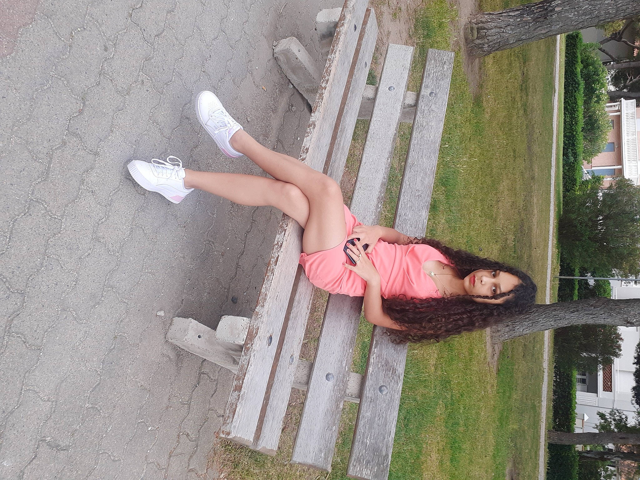 Catalina a rejoint le concours — aidez-le/la à gagner de superbes lots ! concrete, elbow, foot, fun, grass, human_leg, knee, leisure, magenta, outdoor_furniture, person, plant, sandal, sitting, thigh, tree, waist, wood, wrist