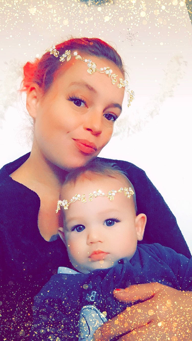 Edzio participe au concours pour gagner de l'argent avec cette photo : beauty, cheek, child, daughter, face, forehead, fun, girl, hair_accessory, happiness, head, headpiece, human_hair_color, infant, lip, person, skin, smile, toddler