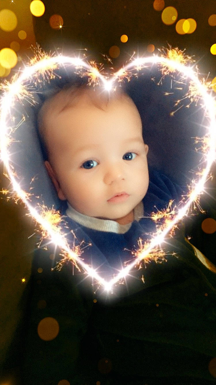 Edzio participe au concours pour gagner de l'argent avec cette photo : cheek, child, christmas, computer_wallpaper, darkness, eye, fun, girl, happiness, infant, iris, light, person, sky, smile, space, toddler