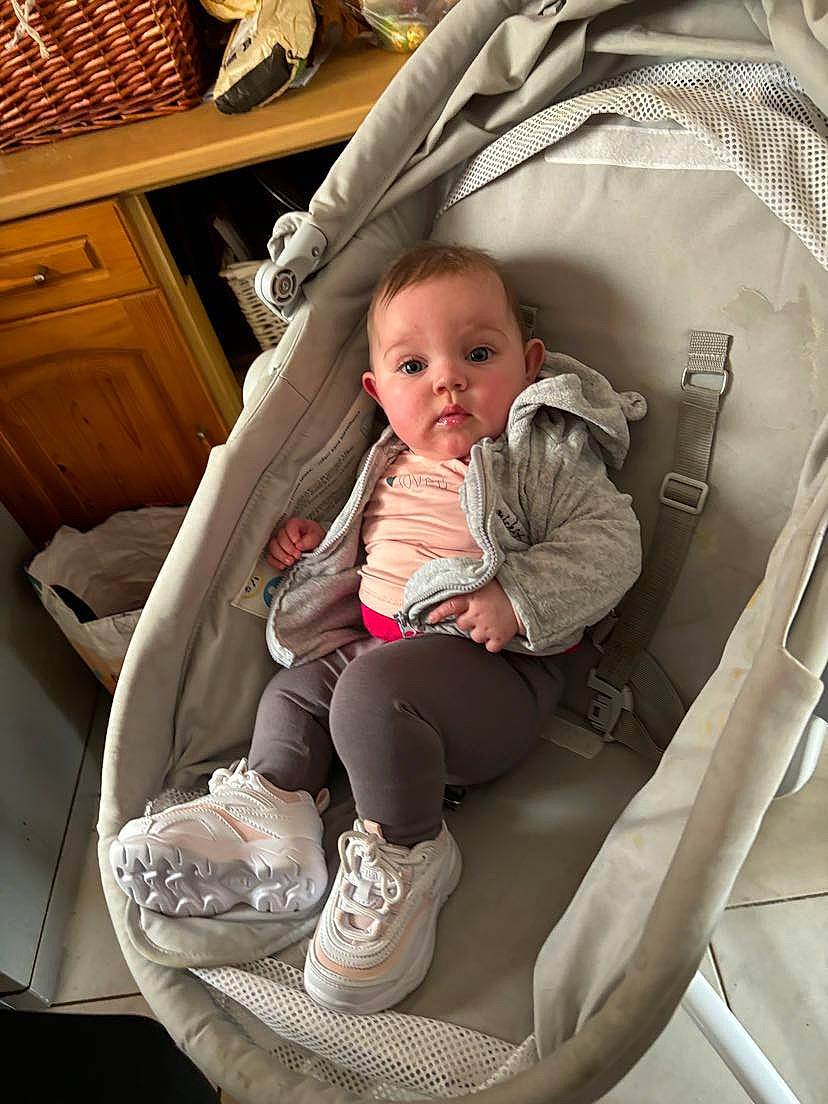 Laïa participe au concours pour gagner de l'argent avec cette photo : baby, baby_carriage, baby_products, baby_safety, baby_toddler_clothing, bag, car_seat, child, comfort, foot, human_leg, infant_bed, knee, lap, mouth, person, product, sitting, thigh, toddler