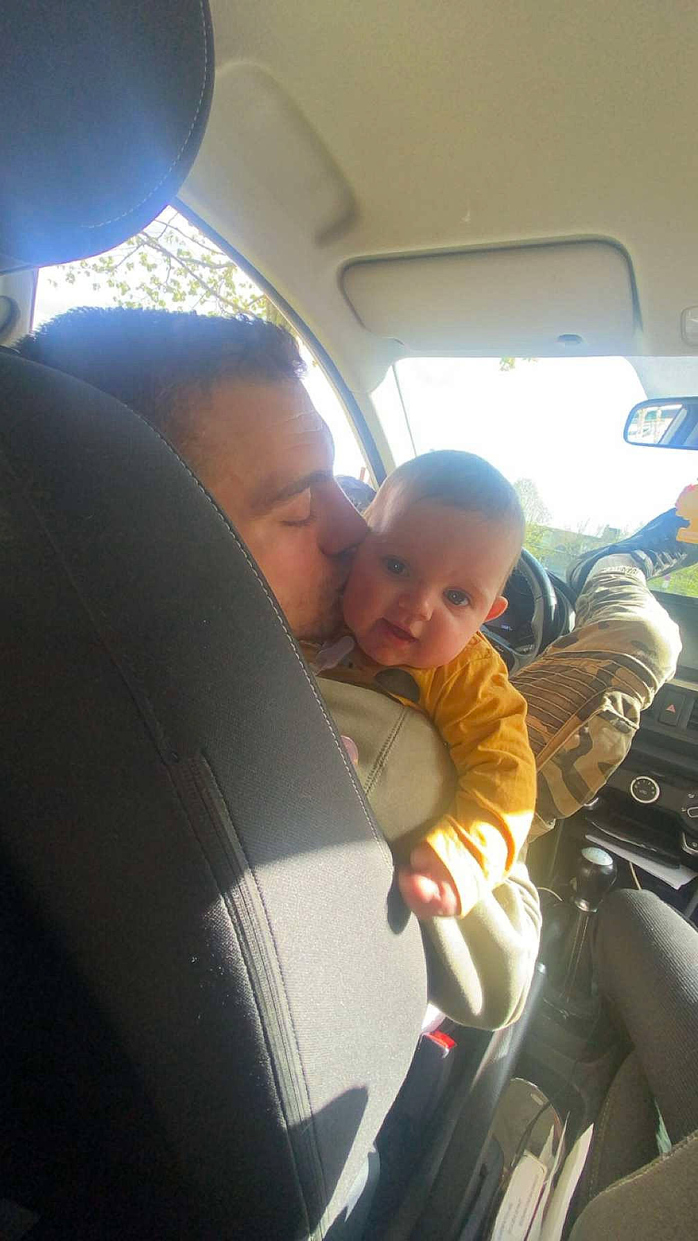 Laïa a rejoint le concours — aidez-le/la à gagner de superbes lots ! air_travel, auto_part, automotive_design, automotive_exterior, automotive_mirror, baby, car, car_seat, car_seat_cover, comfort, head_restraint, motor_vehicle, person, seat_belt, steering_part, steering_wheel, toddler, vehicle, vehicle_door, window