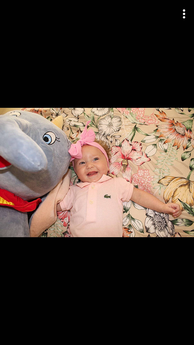 Fidgy participe au concours pour gagner de l'argent avec cette photo : baby, cheek, child, ear, fictional_character, hand, headwear, joy, person, photography, pink, skin, toddler