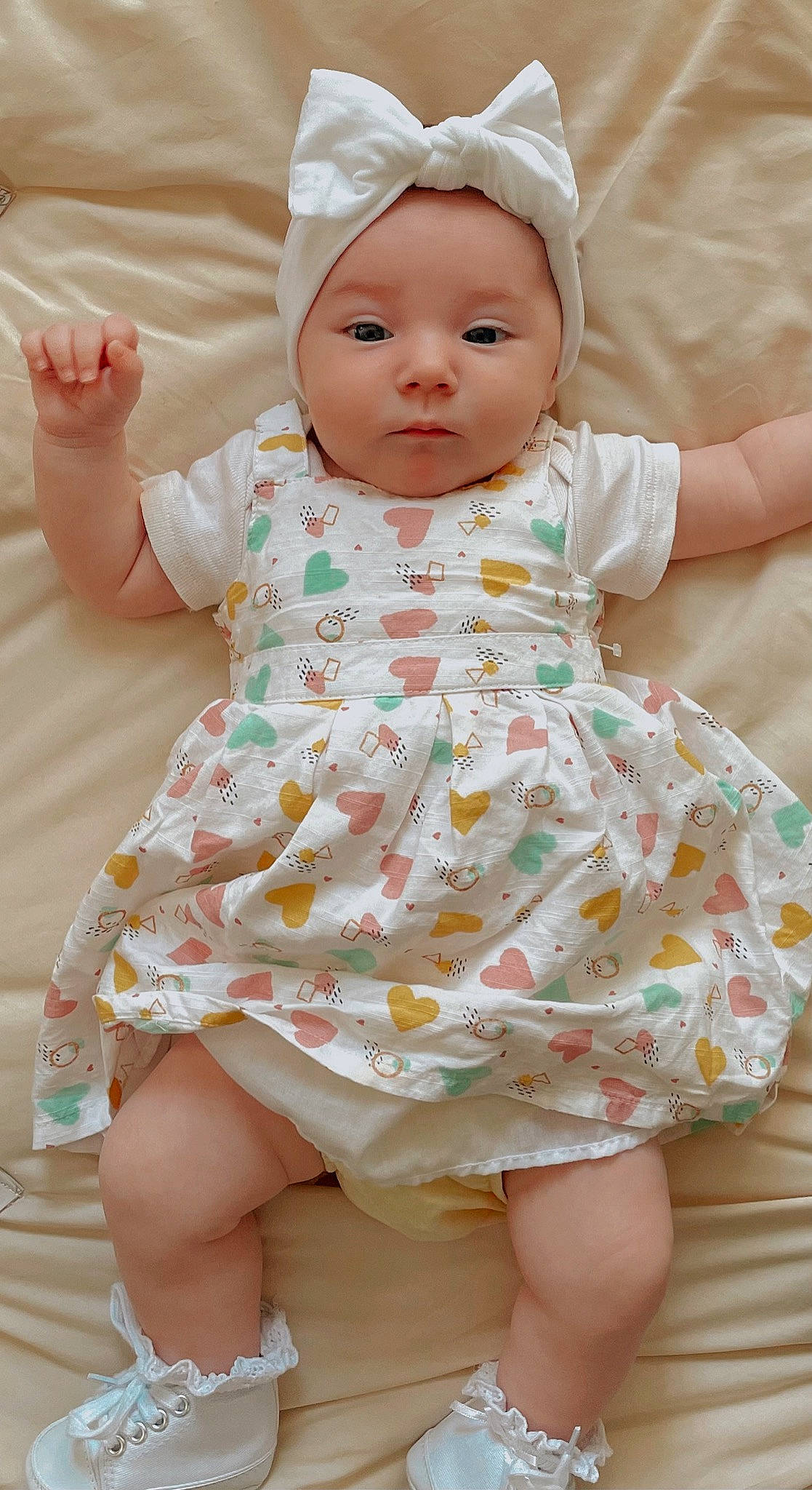 Ambre a rejoint le concours — aidez-le/la à gagner de superbes lots ! baby, baby_toddler_clothing, cheek, child, day_dress, dress, face, finger, gesture, happy, human_body, one_piece_garment, pattern, photograph, pink, skin, sleeve, textile, toddler, white