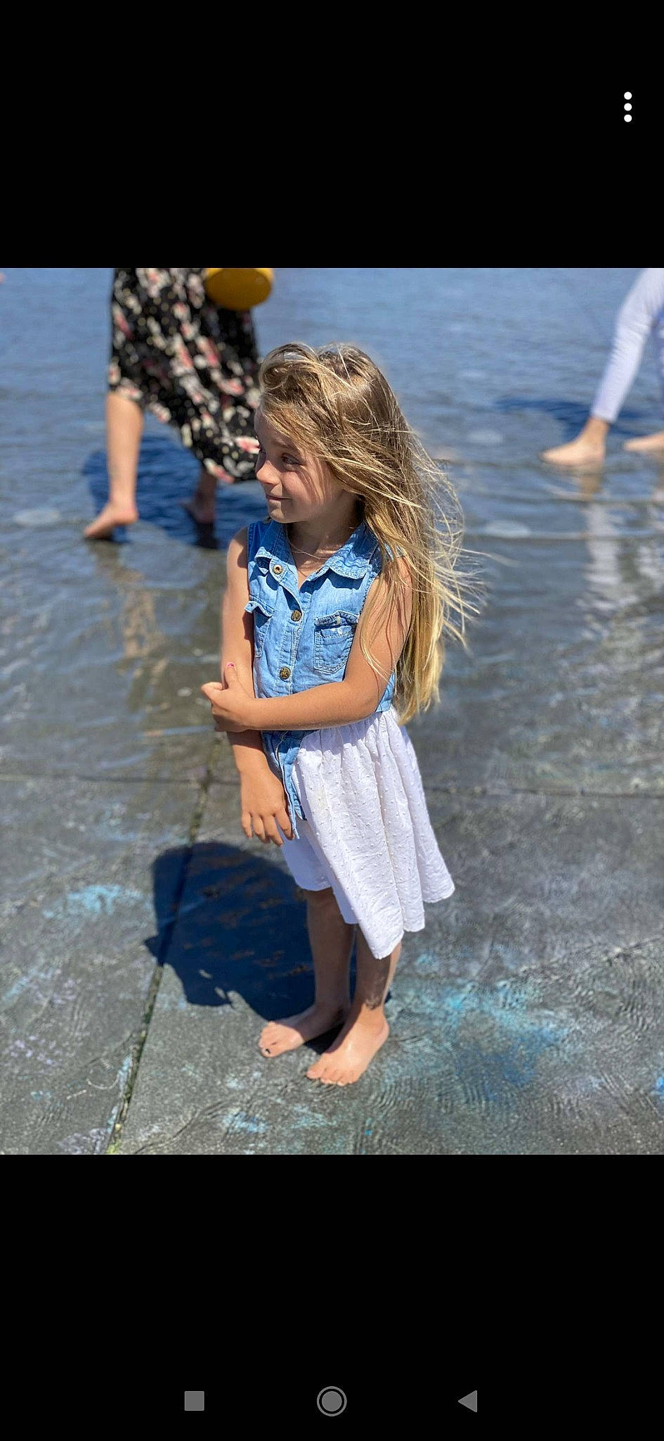 Maëline participe au concours pour gagner de l'argent avec cette photo : barefoot, blond, body_of_water, child, electric_blue, flash_photography, foot, fun, gesture, happy, human_leg, lake, leisure, people_in_nature, people_on_beach, person, recreation, sandal, sunlight, thigh