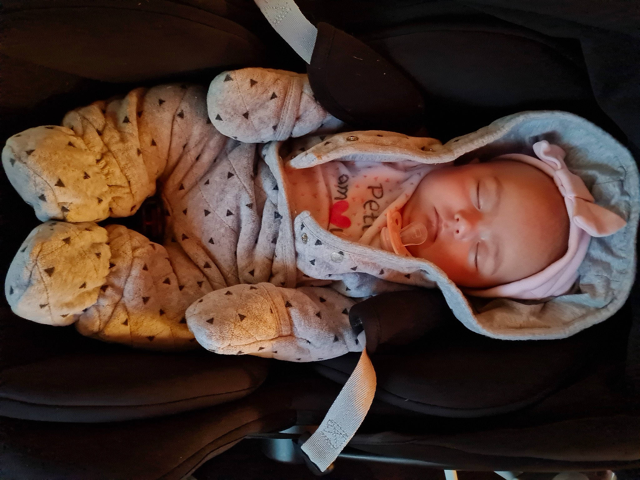 Keïssy participe au concours pour gagner de l'argent avec cette photo : arm, baby, baby_carriage, baby_products, baby_toddler_clothing, car_seat, cheek, child, comfort, dress, human_body, linens, nap, person, plant, sitting, skin, sleep, toddler, tree