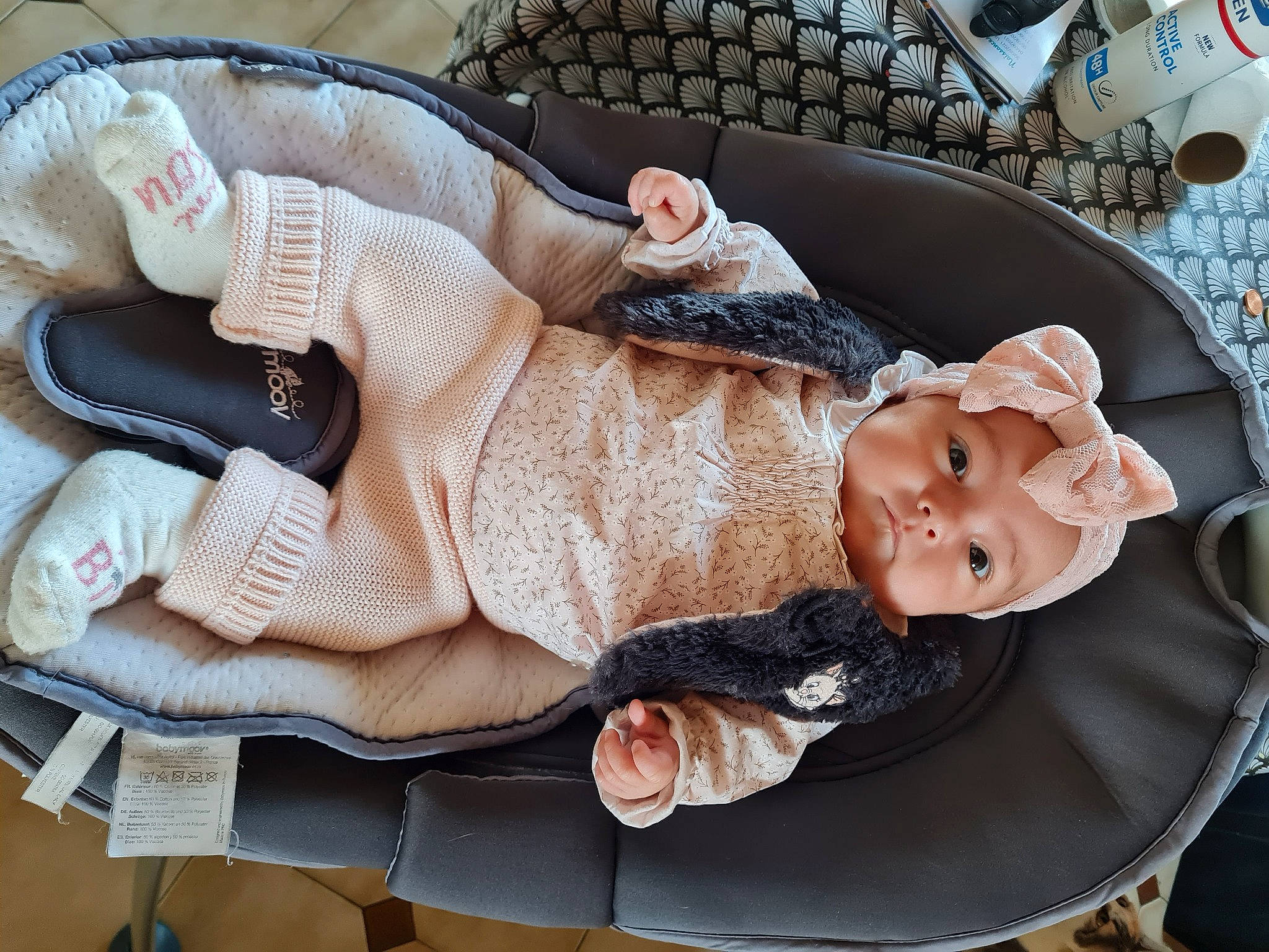 Keïssy participe au concours pour gagner de l'argent avec cette photo : computer_keyboard, dishware, doll, fashion_accessory, fawn, flesh, foot, fur, hat, headwear, human_leg, jewellery, lap, nail, person, plush, rose, sitting, stuffed_toy, thigh