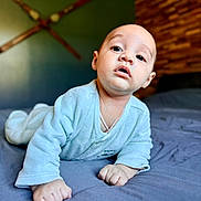 Pablo a rejoint le concours — aidez-le/la à gagner de superbes lots ! baby, infant, child, bed, blanket, blue_clothing, face, hands, indoor, wooden_wall, decor, expression, curious, soft_light, portrait, toddler, skin, young_child, crawling, comfort