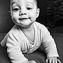Pablo participe au concours pour gagner de l'argent avec cette photo : baby, infant, child, crawling, smile, black_and_white, portrait, closeup, cute, face, hand, soft_texture, clothing, indoor, bed, expression, young, person, head, eyes
