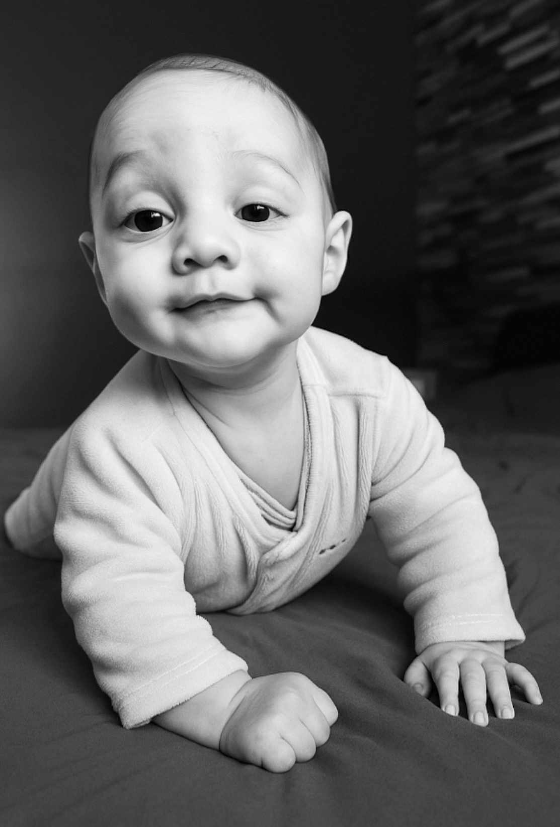 Pablo participe au concours pour gagner de l'argent avec cette photo : baby, infant, child, crawling, smile, black_and_white, portrait, closeup, cute, face, hand, soft_texture, clothing, indoor, bed, expression, young, person, head, eyes