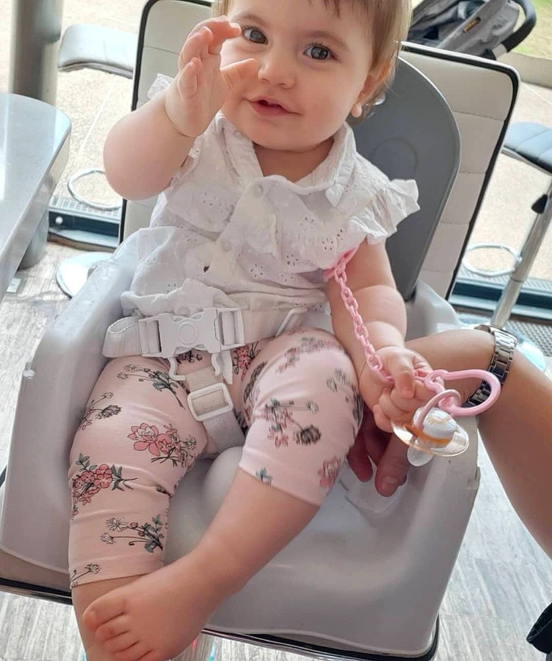 Alysia participe au concours pour gagner de l'argent avec cette photo : arm, baby, car_seat, child, hand, leg, person, sitting, skin, thigh, toddler