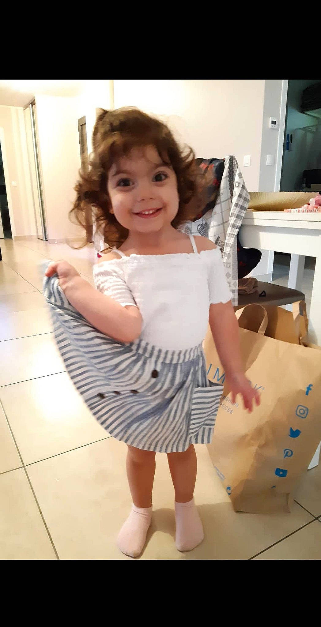 Ginevra participe au concours pour gagner de l'argent avec cette photo : baby_toddler_clothing, cheek, child, clothing, dress, joint, joy, leg, pattern, person, shoulder, skin, sleeve, smile, standing, toddler, trunk