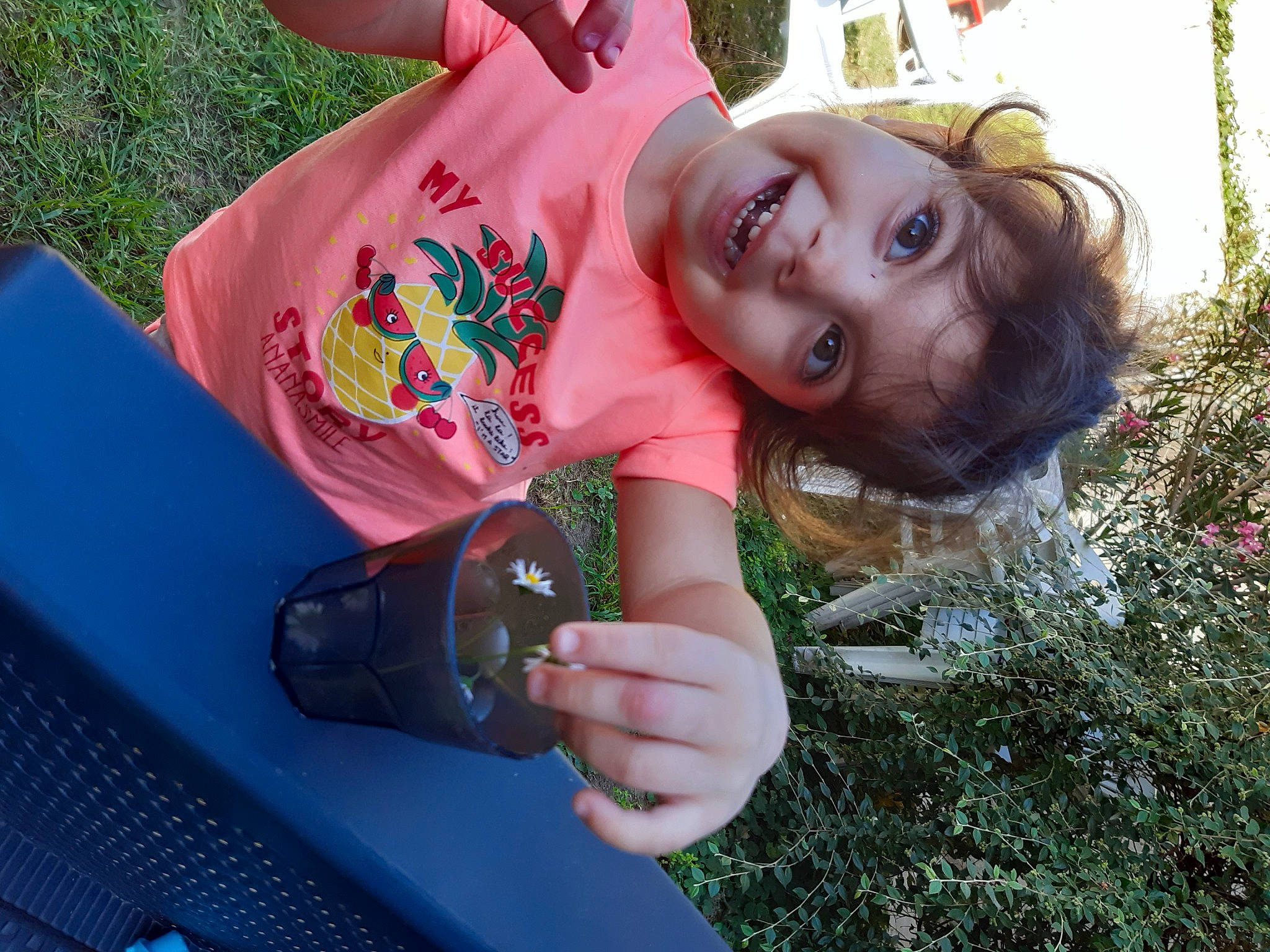 Ginevra participe au concours pour gagner de l'argent avec cette photo : child, cool, fawn, finger, fun, grass, hand, joy, person, plant, play, summer, thumb, toddler, vacation