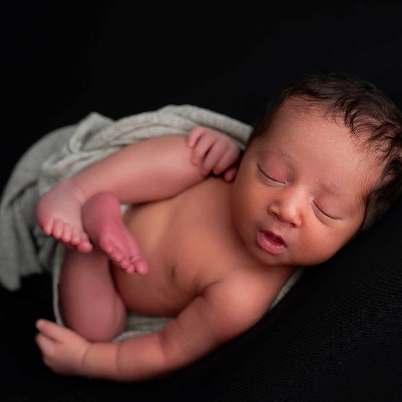 Kyro is registered to the contest to win money with this photo: baby, blanket, bodypart, face, finger, hand, head, newborn, person, photography, portrait, sleeping, towel