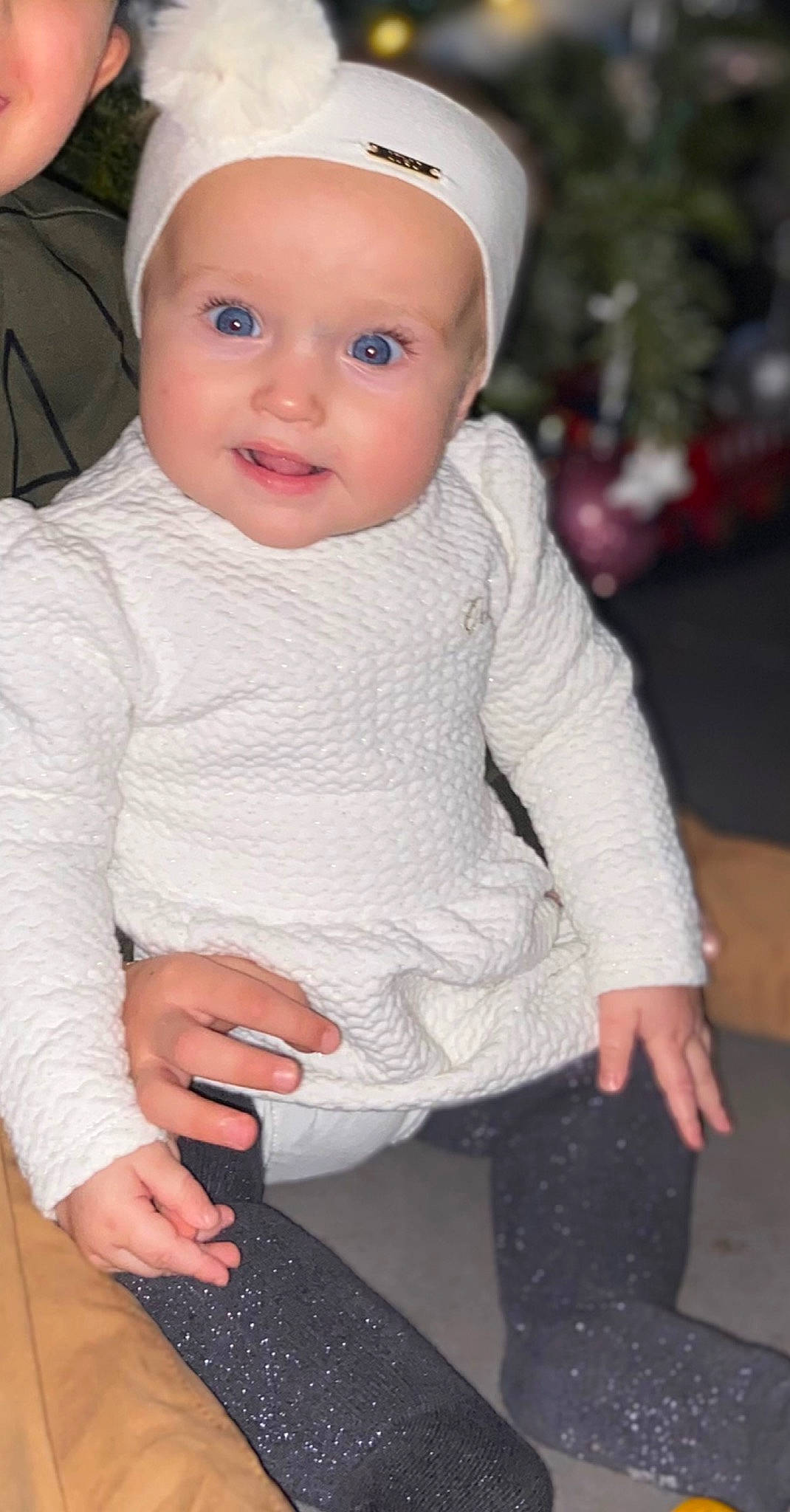 Zola a rejoint le concours — aidez-le/la à gagner de superbes lots ! baby, baby_toddler_clothing, black, cap, cheek, child, eye, fashion_accessory, finger, happy, headwear, iris, lip, pattern, person, pink, sitting, skin, sleeve, t_shirt