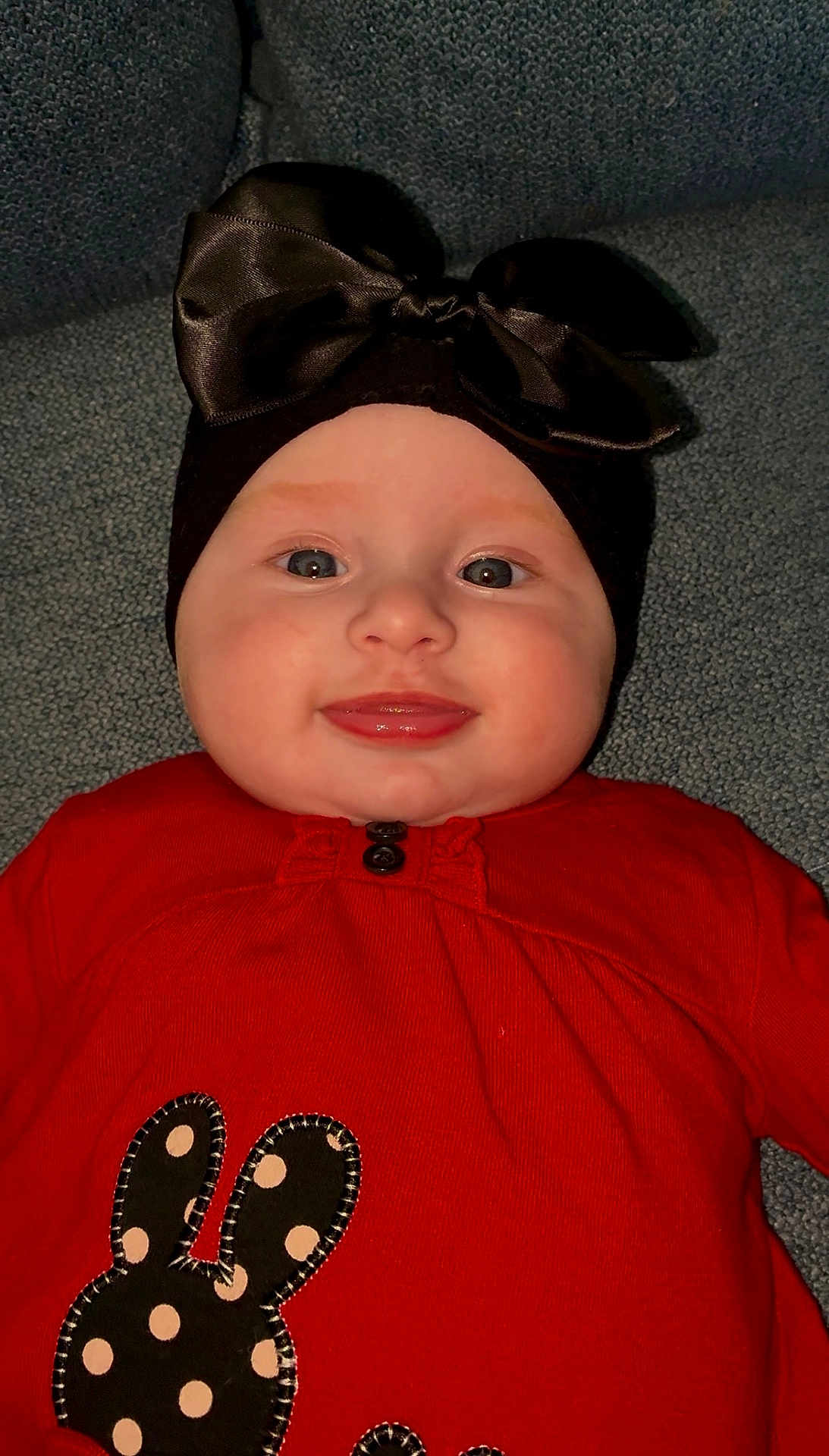 Mya participe au concours pour gagner de l'argent avec cette photo : baby, infant, smiling, face, headband, bow, red_clothing, polka_dot, bunny_patch, cute, lying_down, indoors, closeup, child, cheeks, happy, portrait, apparel, fabric, person