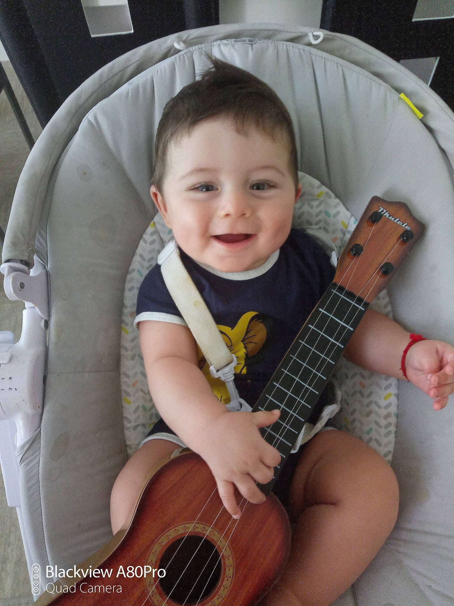 Tony participe au concours pour gagner de l'argent avec cette photo : arm, clothing, comfort, eye, finger, guitar, guitar_accessory, head, human_body, joy, leg, mouth, musical_instrument, person, plucked_string_instruments, product, skin, smile, string_instrument, string_instrument_accessory