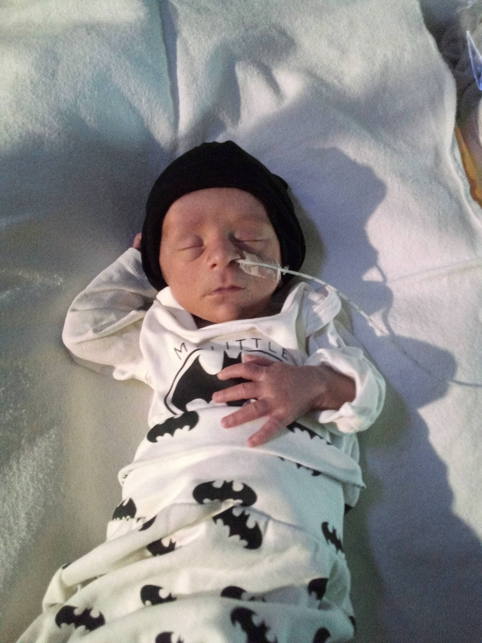 Tony a rejoint le concours — aidez-le/la à gagner de superbes lots ! baby, baby_products, baby_safety, baby_sleeping, baby_toddler_clothing, child, collar, comfort, face, fun, happy, head, headwear, linens, outerwear, pattern, person, room, skin, sleeve