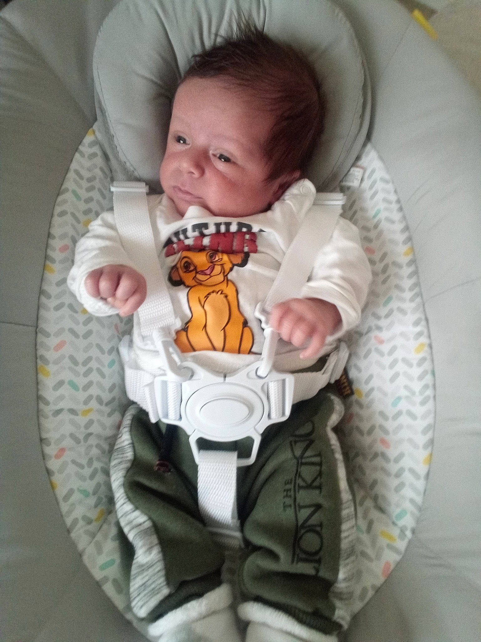 Tony participe au concours pour gagner de l'argent avec cette photo : baby, baby_carriage, baby_in_car_seat, baby_products, baby_safety, baby_sleeping, baby_toddler_clothing, car_seat, chair, cheek, child, comfort, head, infant_bed, lap, mouth, person, personal_protective_equipment, sitting, sleeve