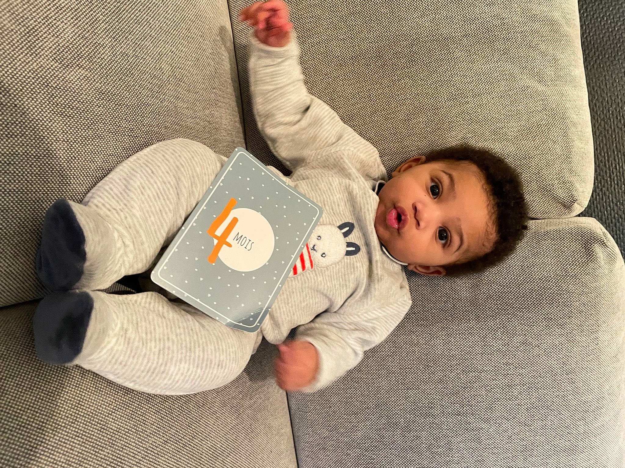 Liam participe au concours pour gagner de l'argent avec cette photo : baby, baby_products, baby_safety, baby_sleeping, baby_toddler_clothing, child, comfort, couch, face, facial_expression, flooring, head, headgear, linens, mammal, person, room, skin, sleeve, toddler
