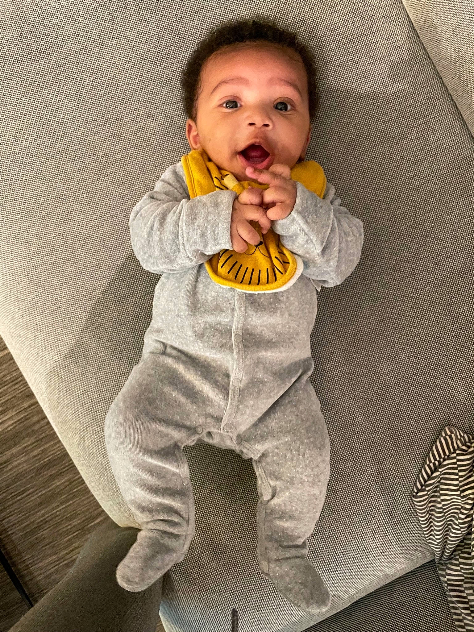 Liam participe au concours pour gagner de l'argent avec cette photo : baby, baby_toddler_clothing, chair, child, comfort, floor, flooring, grey, hairstyle, nose, outerwear, pattern, person, sitting, skin, sleeve, suit, surprise, t_shirt, textile