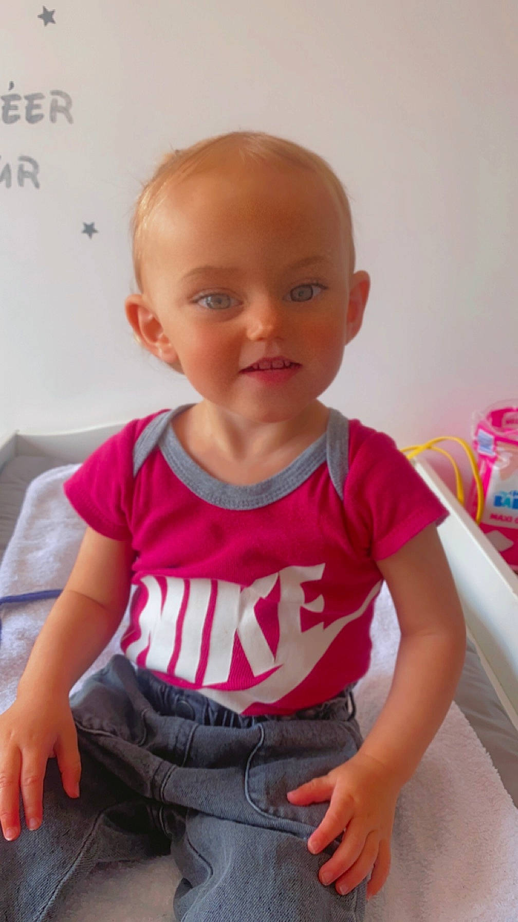 Agathe a rejoint le concours — aidez-le/la à gagner de superbes lots ! abdomen, arm, baby, baby_toddler_clothing, blond, chair, cheek, chest, child, elbow, fun, mouth, neck, person, skin, sleeve, t_shirt, thigh, toddler, trunk