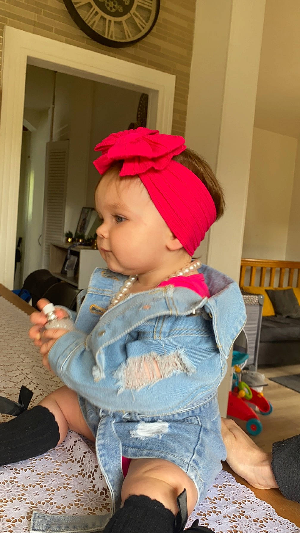 Léa participe au concours pour gagner de l'argent avec cette photo : brown_hair, cap, chair, child, doll, eyelash, fashion_accessory, fashion_design, fur, headgear, human_leg, lap, magenta, person, pink, sitting, skin, sock, thigh, toy