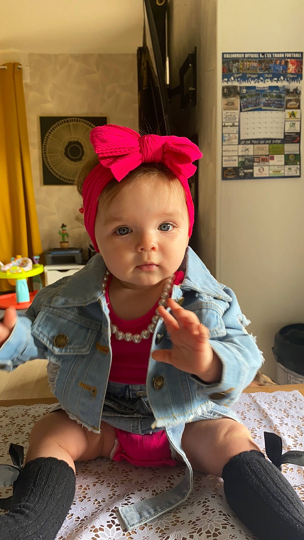Léa a rejoint le concours — aidez-le/la à gagner de superbes lots ! baby, baby_toddler_clothing, cap, cheek, child, costume_hat, curtain, ear, eyelash, fashion_accessory, flooring, fun, happy, headband, person, pink, sitting, skin, sleeve, t_shirt