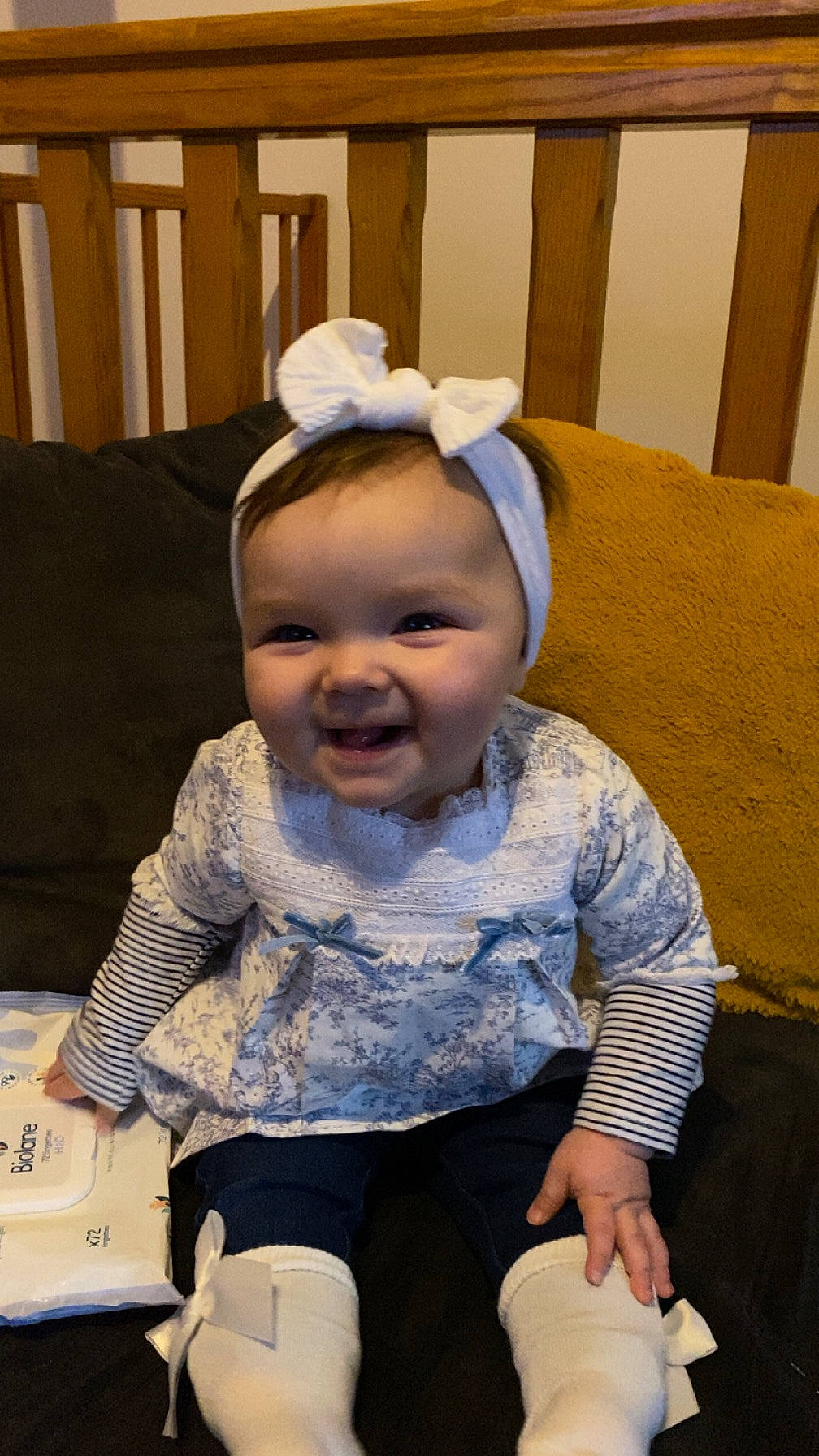 Léa participe au concours pour gagner de l'argent avec cette photo : baby, baby_toddler_clothing, chair, cheek, child, comfort, costume_hat, couch, event, eye, fun, hair_accessory, happy, headband, iris, joy, person, sitting, skin, sleeve