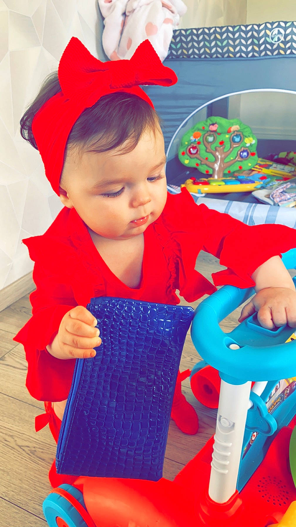 Léa a rejoint le concours — aidez-le/la à gagner de superbes lots ! baby, baby_playing_with_toys, baby_products, baby_toddler_clothing, child, costume_hat, electric_blue, event, face, fictional_character, fun, happy, hat, holiday, magenta, pattern, person, red, room, sleeve