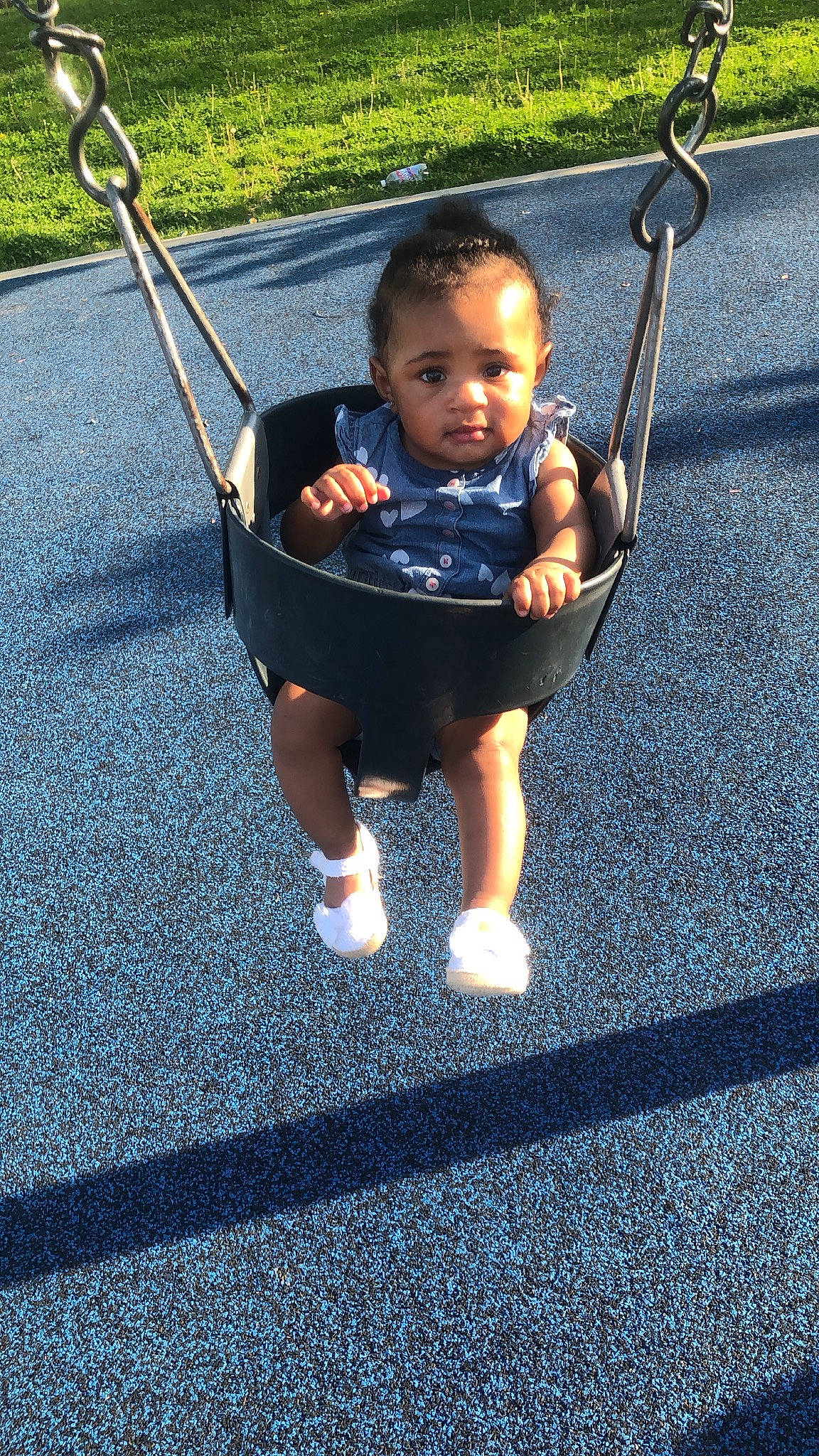 Amor-dior is registered to the contest to win money with this photo: baby, baby_toddler_clothing, child, city, electric_blue, fashion_accessory, fun, grass, happy, leisure, outdoor_play_equipment, people_in_nature, person, play, playground, product, recreation, road_surface, smile, swing