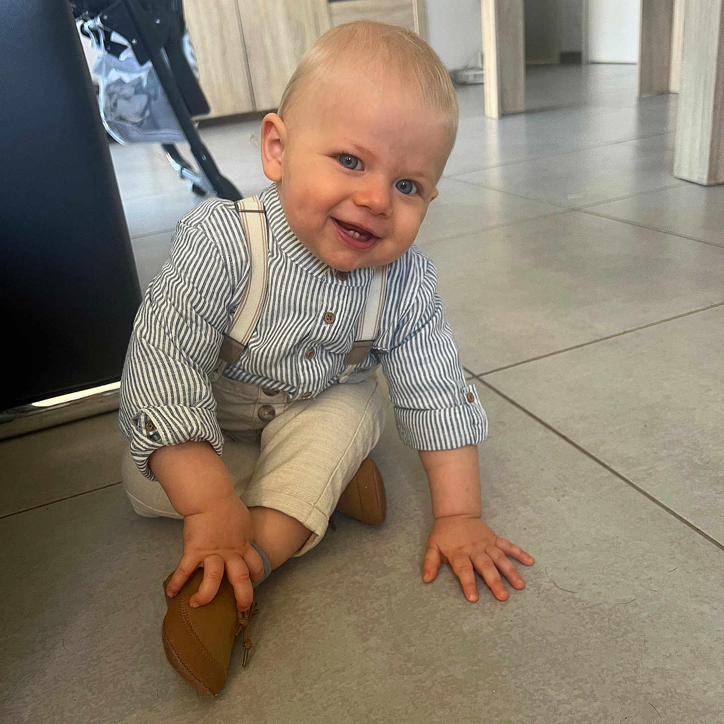 Lowen a rejoint le concours — aidez-le/la à gagner de superbes lots ! baby, babycrawling, bodypart, clothing, crawling, face, finger, footwear, hand, head, indoors, jeans, pants, person, photography, portrait, shoe, shorts, sitting, wood