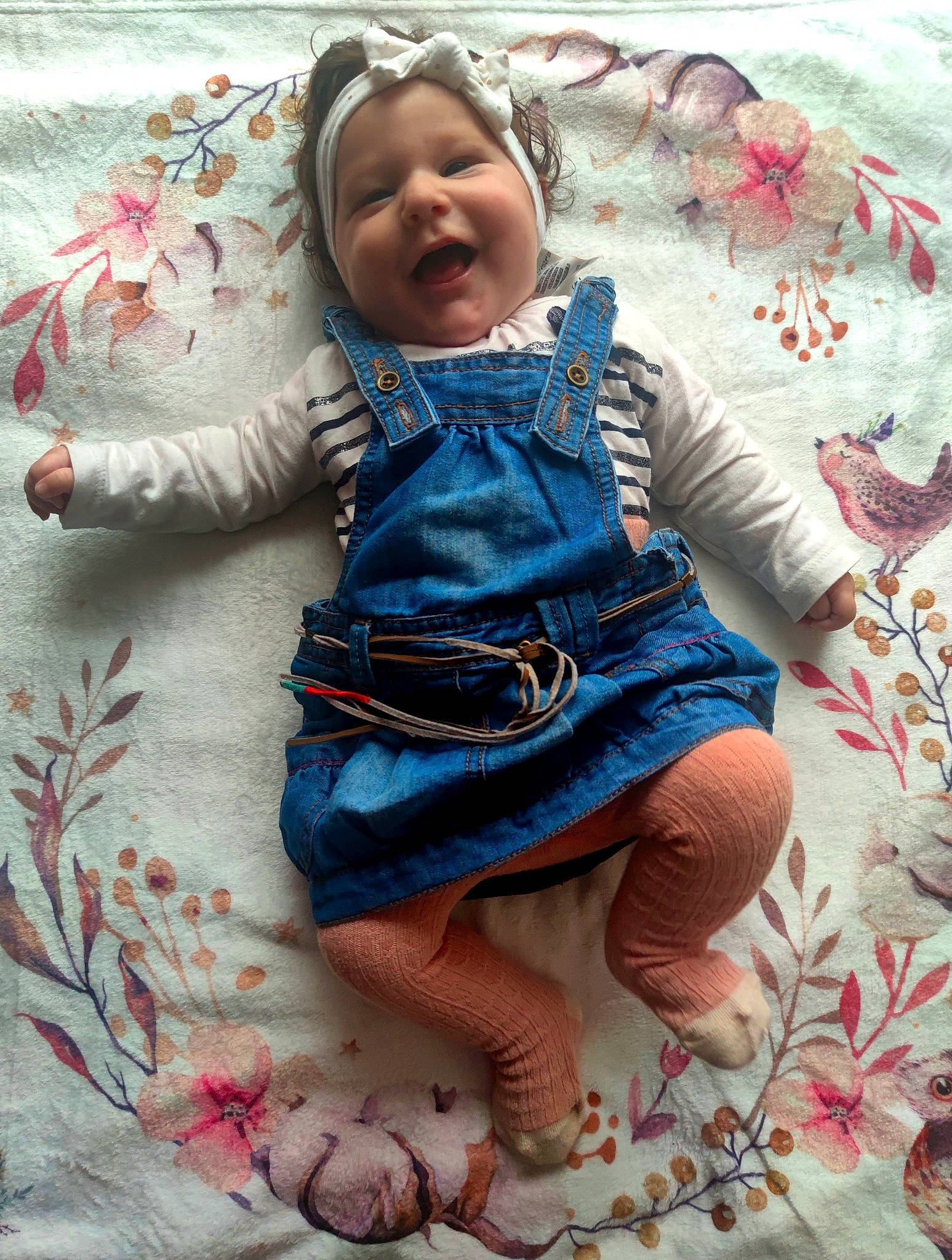 Soraya a rejoint le concours — aidez-le/la à gagner de superbes lots ! baby, baby_products, baby_toddler_clothing, barefoot, child, dress, eye, facial_expression, flooring, foot, happy, linens, pattern, person, pink, play, sitting, skin, sleeve, smile