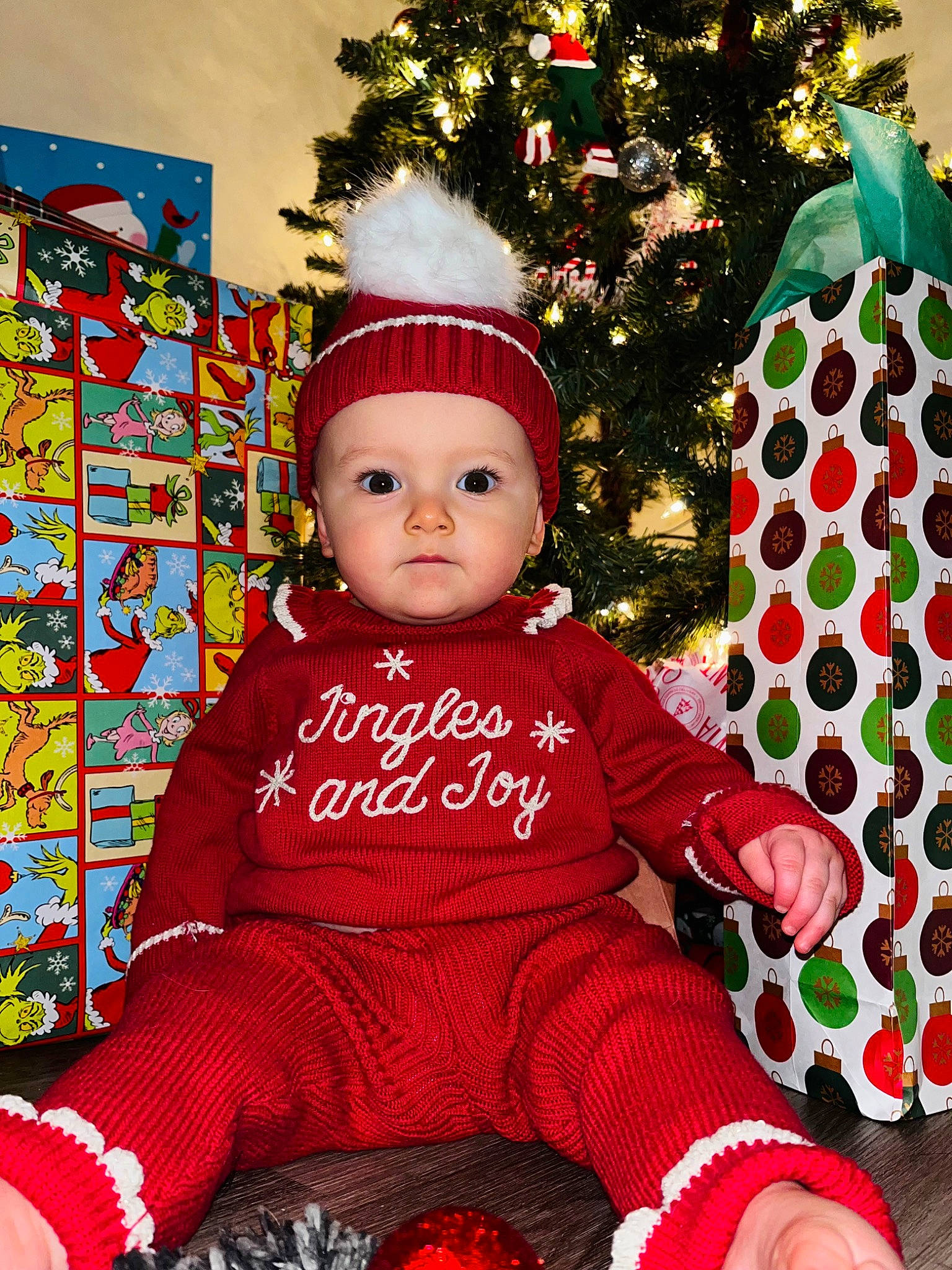Alaia is registered to the contest to win money with this photo: baby_toddler_clothing, carmine, christmas, christmas_decoration, christmas_eve, christmas_ornament, christmas_tree, event, green, happy, headwear, holiday, holiday_ornament, magenta, ornament, pattern, person, pink, red, sleeve