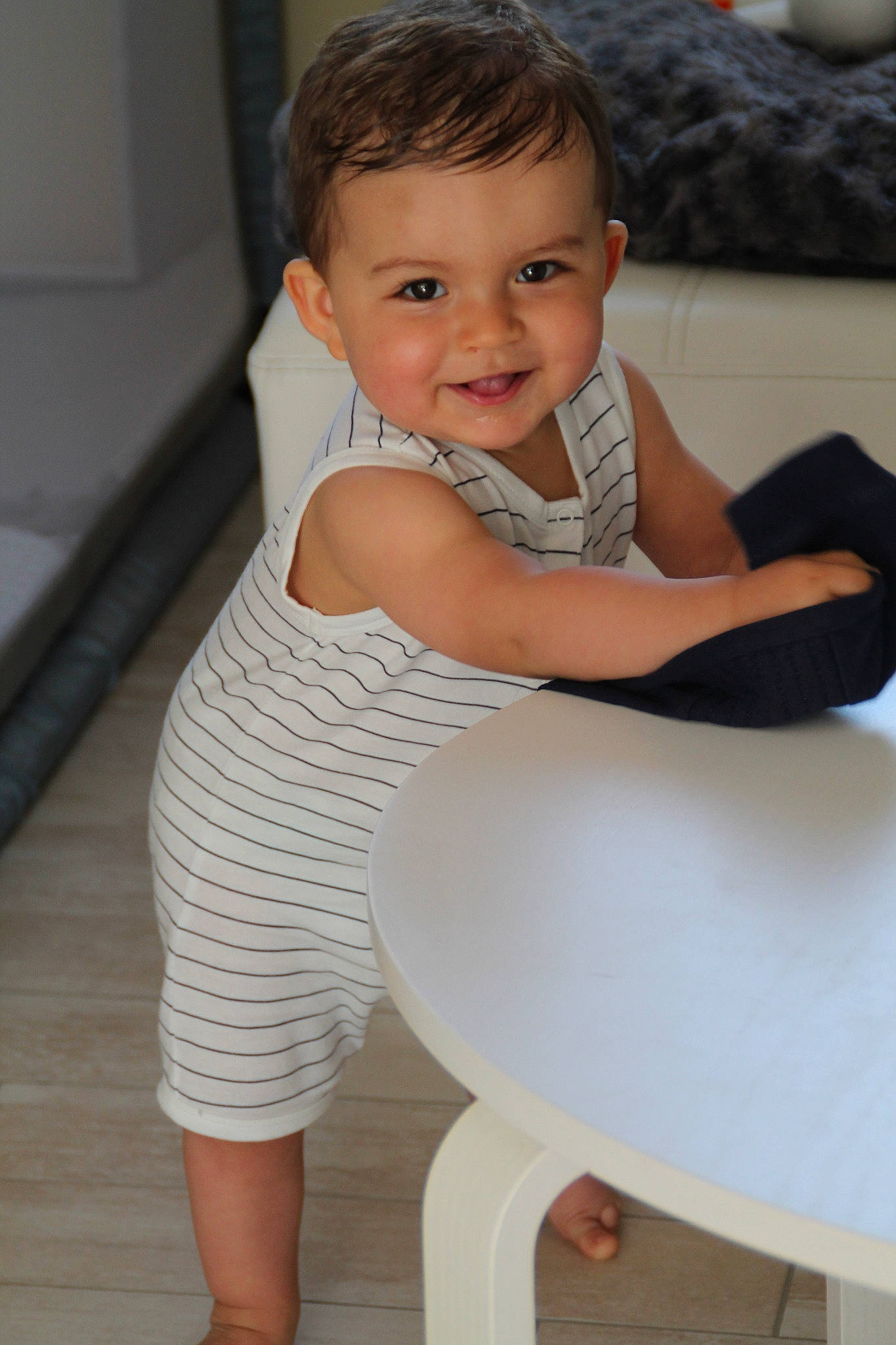 Noah a rejoint le concours — aidez-le/la à gagner de superbes lots ! arm, baby, baby_toddler_clothing, chair, child, joy, leg, person, shoulder, sitting, skin, smile, standing, toddler