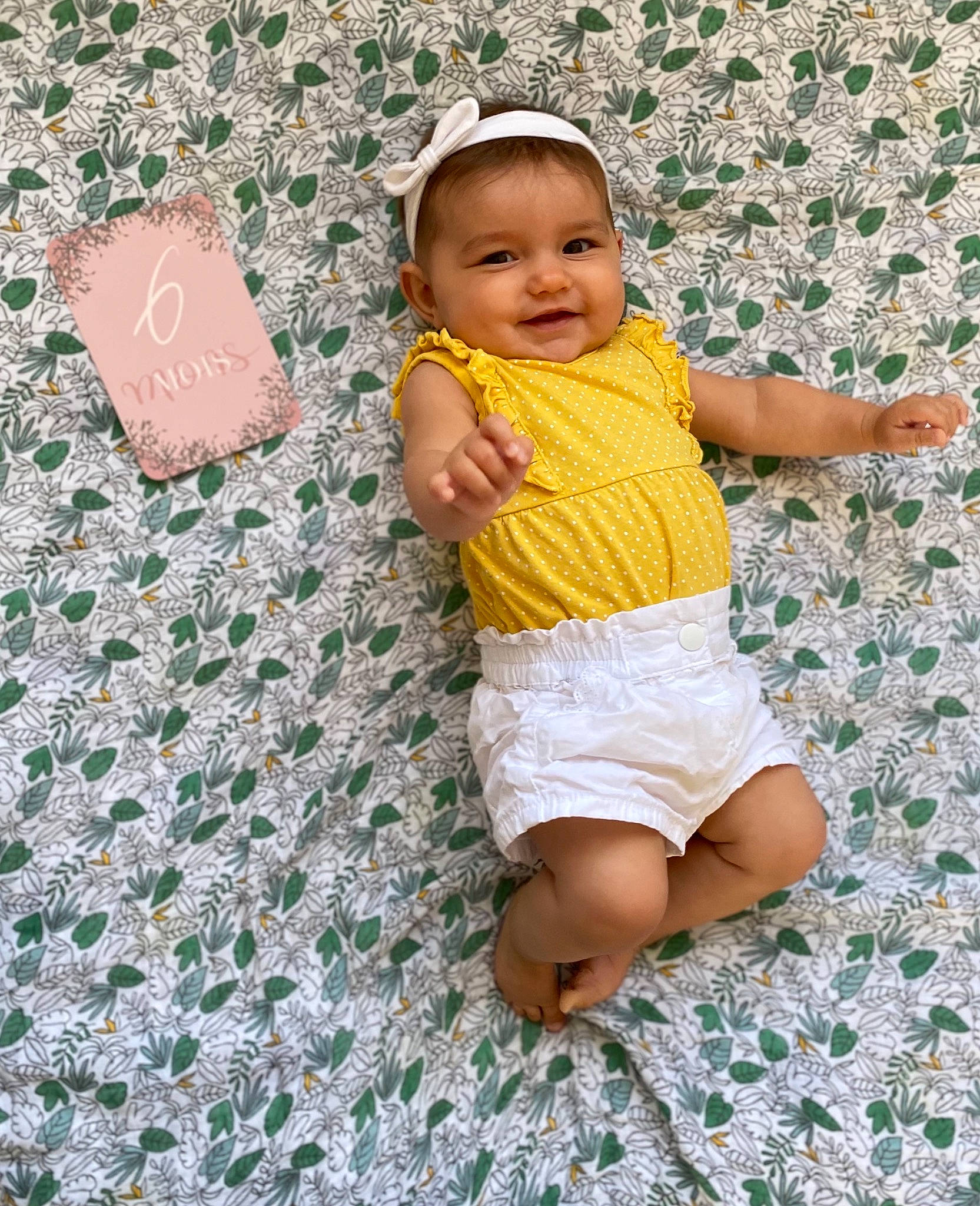 Nina participe au concours pour gagner de l'argent avec cette photo : baby, baby_toddler_clothing, barefoot, child, face, flooring, foot, fun, grass, happy, head, human_leg, joy, pattern, people_in_nature, person, skin, sleeve, t_shirt, textile