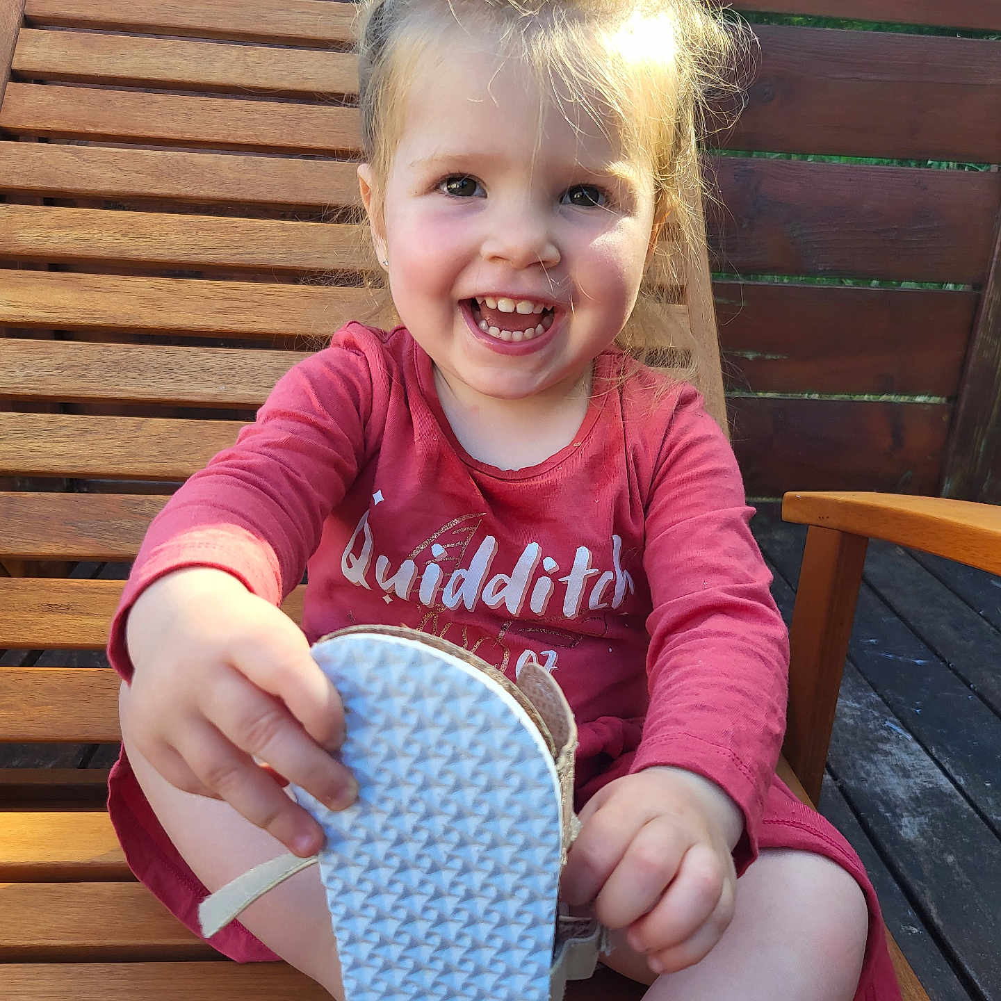 Léa participe au concours pour gagner de l'argent avec cette photo : bench, bodypart, child, clothing, face, female, finger, footwear, furniture, girl, hand, head, person, photography, portrait, sandal, shoe, sitting, sneaker, wood