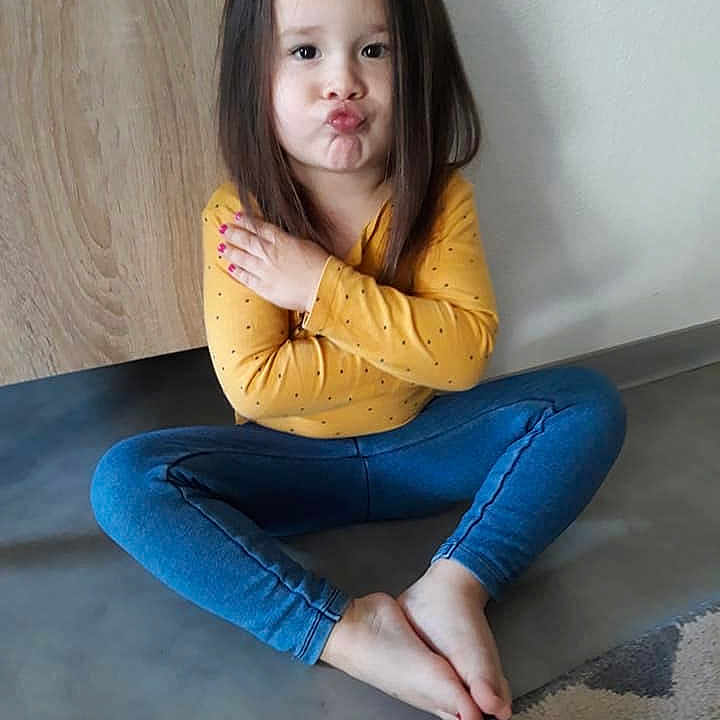 Alessia participe au concours pour gagner de l'argent avec cette photo : beauty, brown_hair, child, child_model, girl, joint, leg, long_hair, neck, person, photo_shoot, shoulder, sitting, thigh