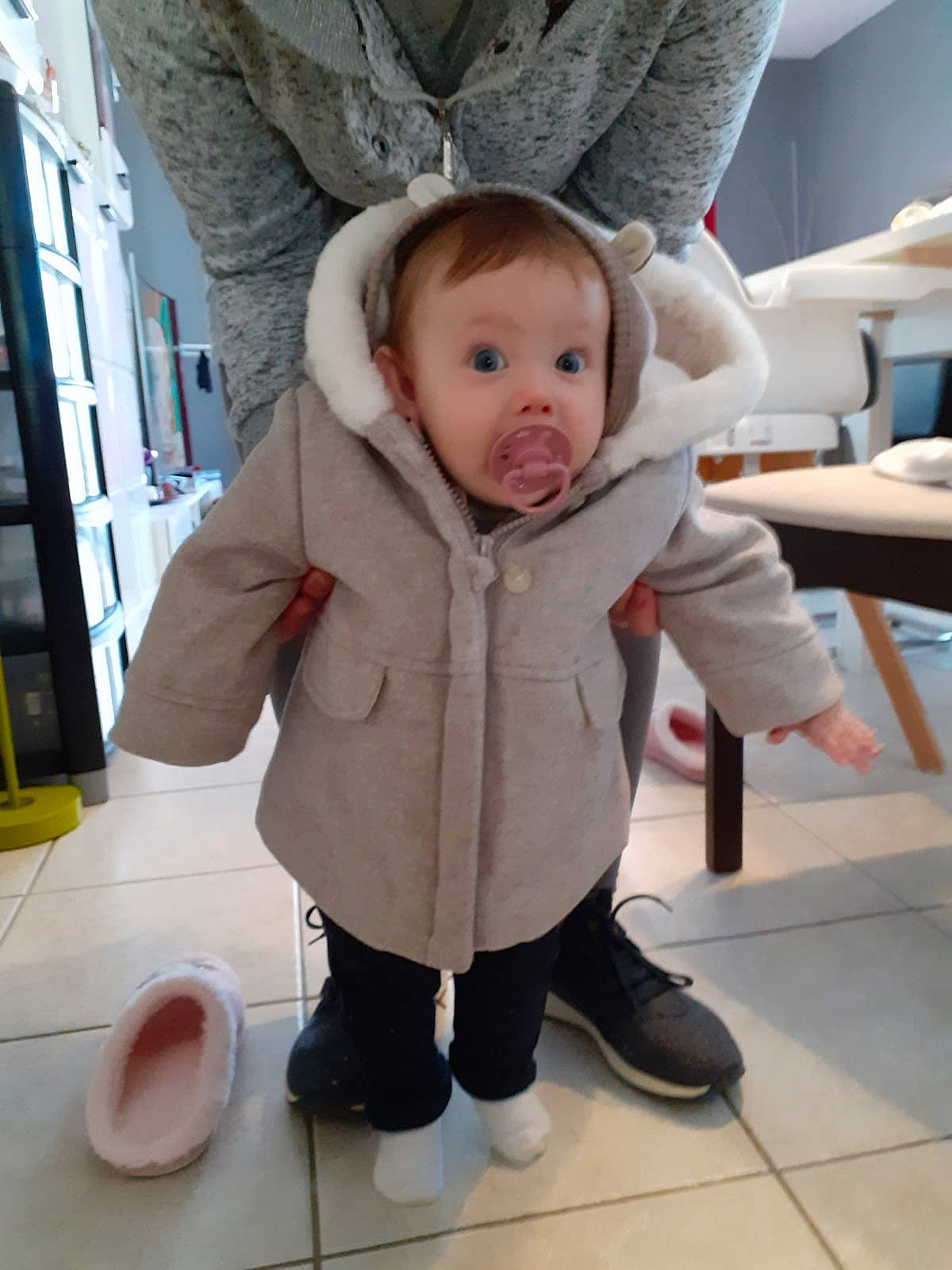 Amely a rejoint le concours — aidez-le/la à gagner de superbes lots ! baby, baby_toddler_clothing, chair, cheek, child, comfort, floor, flooring, fun, fur, gesture, happy, hoodie, person, room, shelf, sitting, sleeve, surprise, toddler