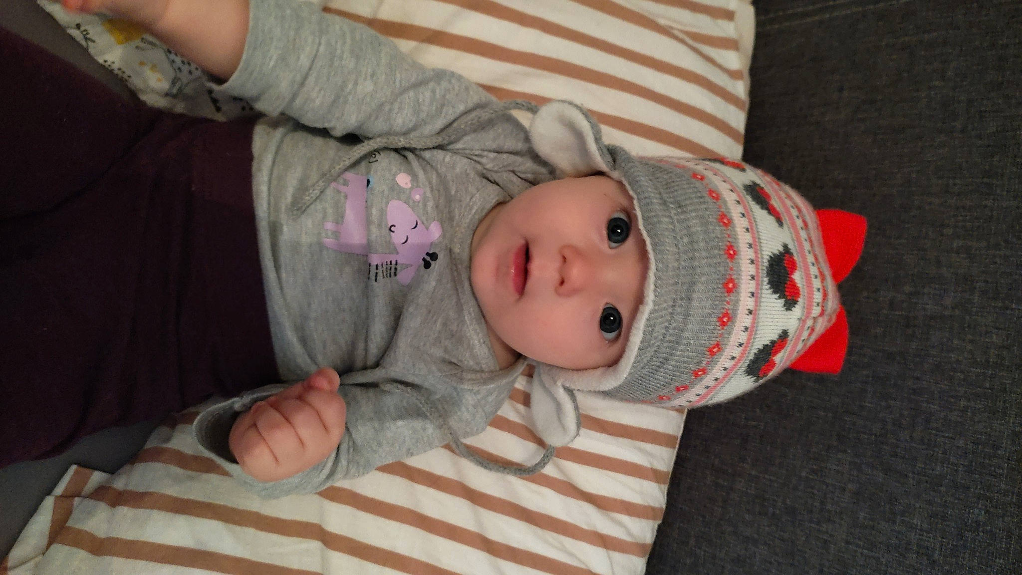 Amely a rejoint le concours — aidez-le/la à gagner de superbes lots ! arm, baby, baby_products, baby_toddler_clothing, cheek, child, comfort, fur, headwear, iris, linens, lip, nose, pattern, person, room, sitting, sleeve, toddler, wood