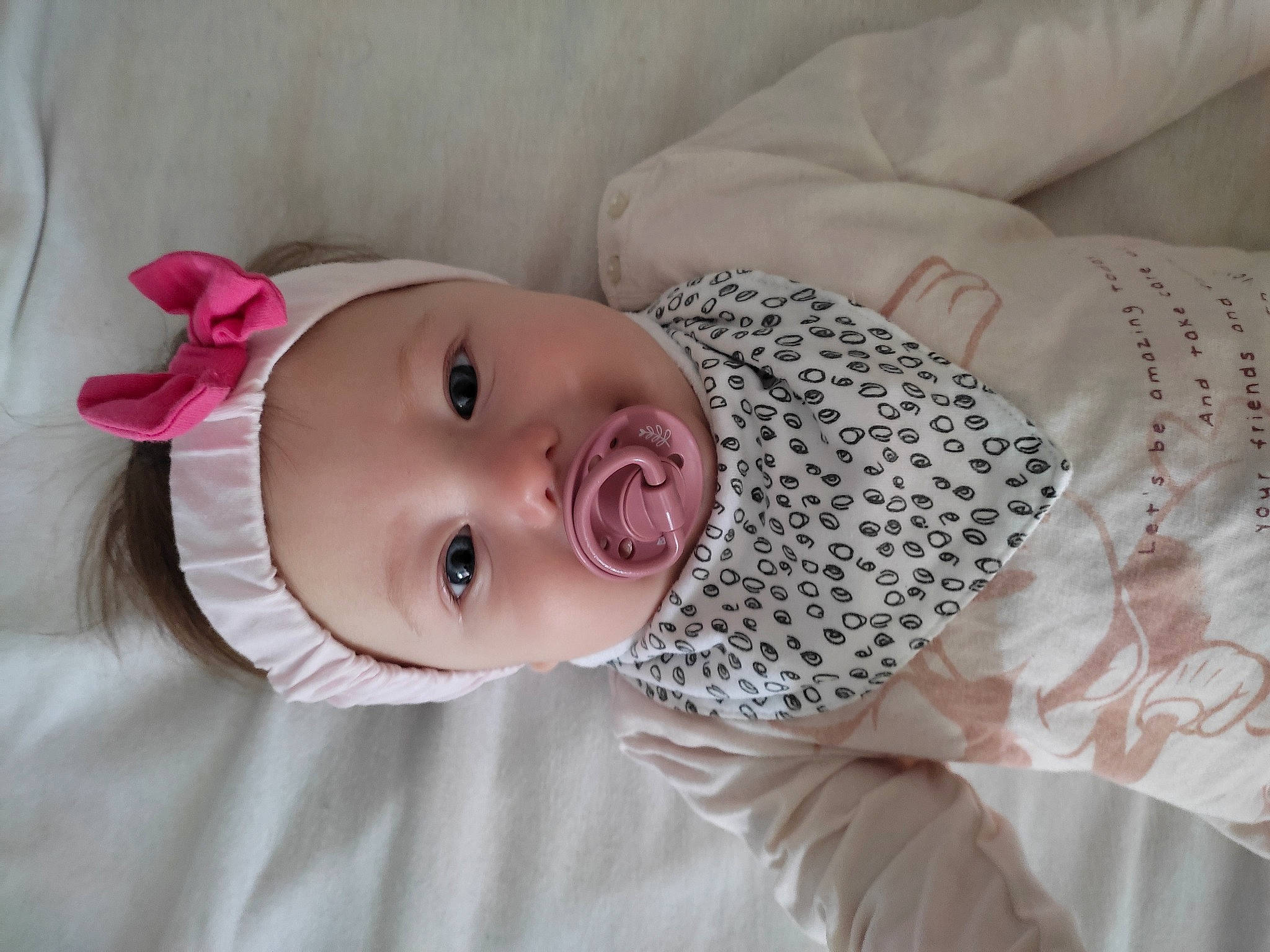 Amely a rejoint le concours — aidez-le/la à gagner de superbes lots ! baby, baby_toddler_clothing, cheek, comfort, eye, eyebrow, face, happy, head, headgear, headwear, iris, linens, lip, nose, person, pink, skin, sleeve, smile