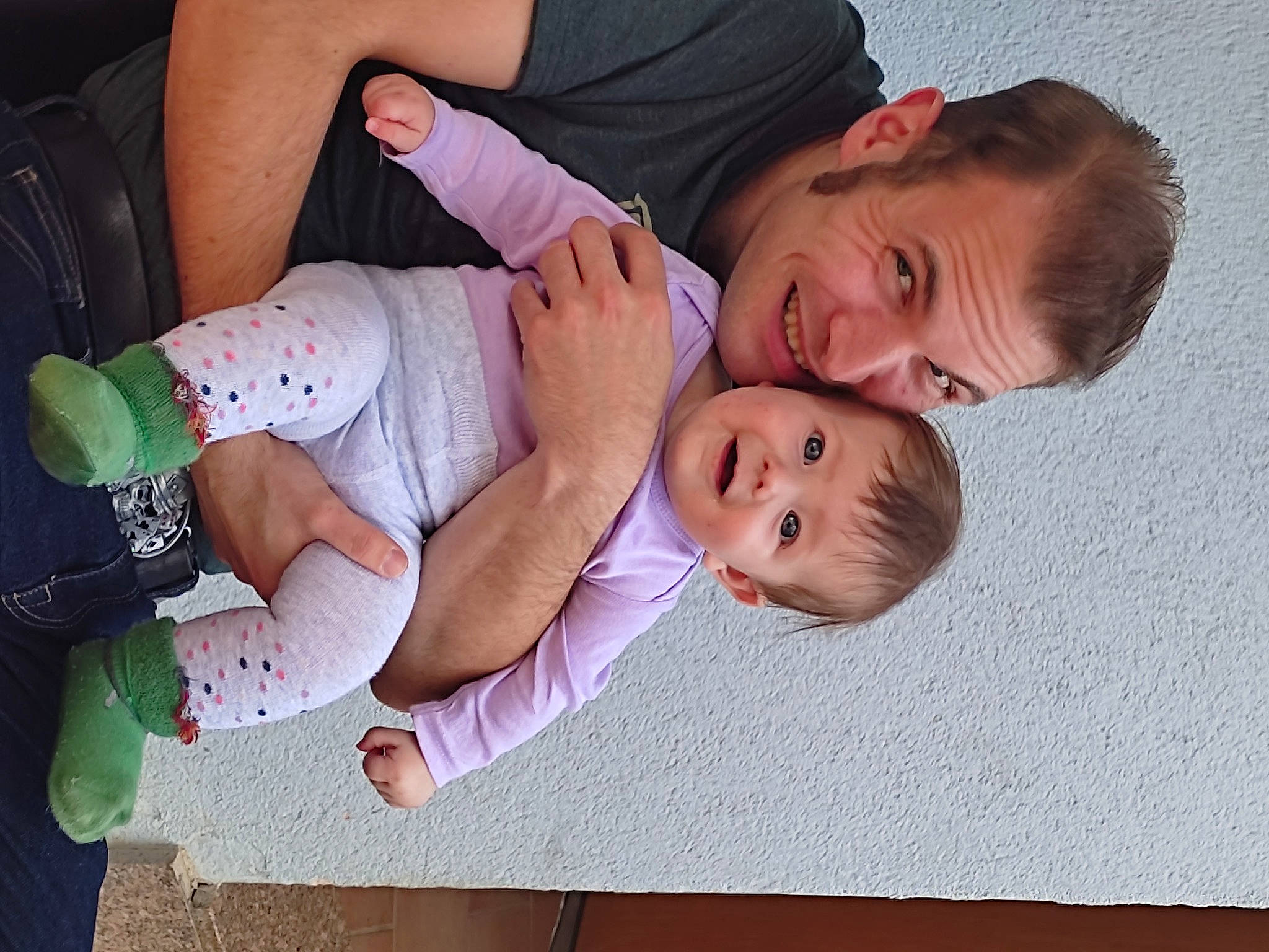 Amely participe au concours pour gagner de l'argent avec cette photo : arm, baby, baby_toddler_clothing, child, comfort, finger, fun, gesture, grass, hand, happy, joy, leisure, nail, people, person, sitting, skin, smile, thigh