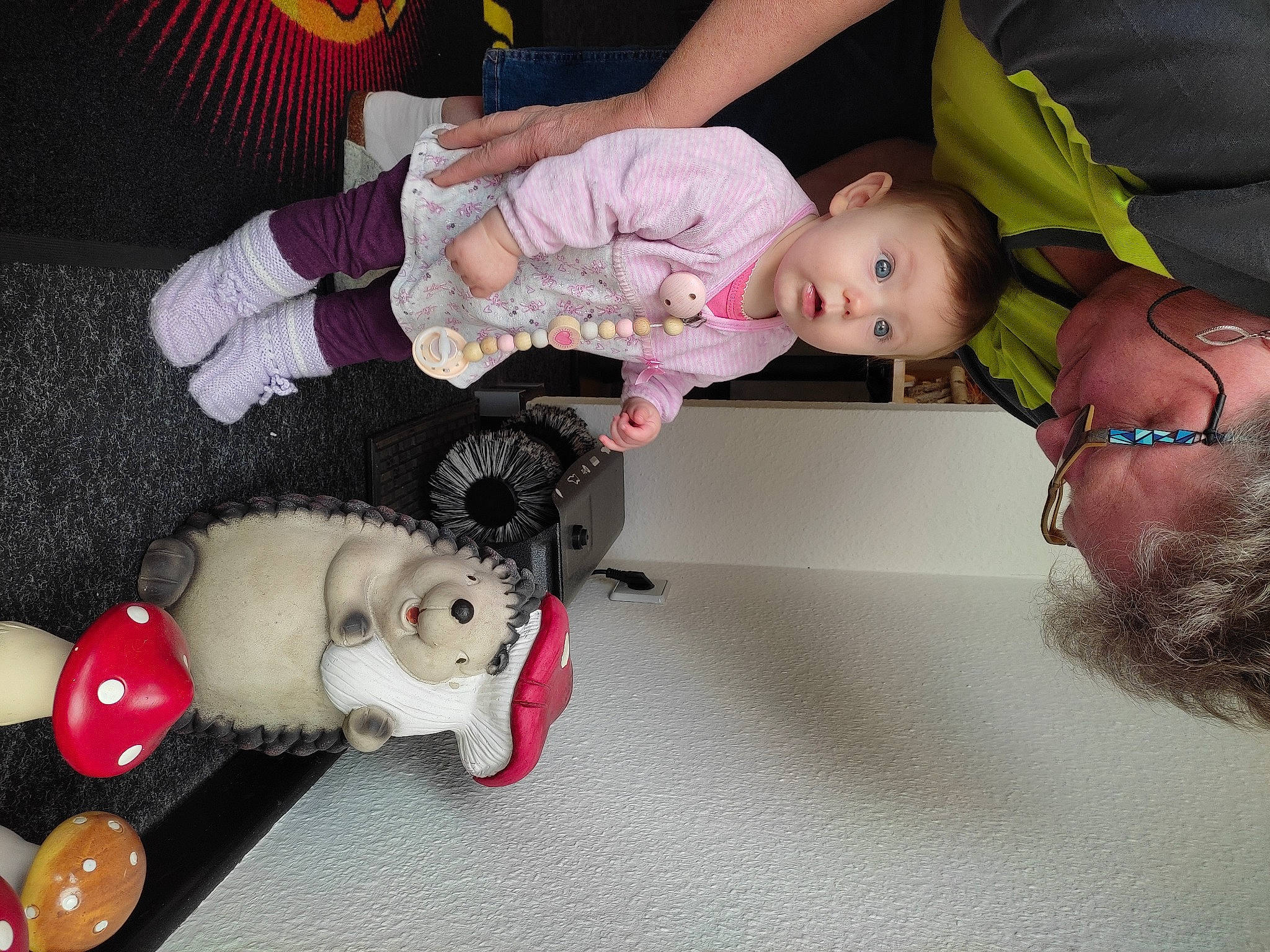 Amely participe au concours pour gagner de l'argent avec cette photo : baby, baby_products, baby_toddler_clothing, baby_toys, carmine, child, comfort, companion_dog, face, facial_expression, fun, fur, happy, head, lap, person, skin, smile, surprise, textile